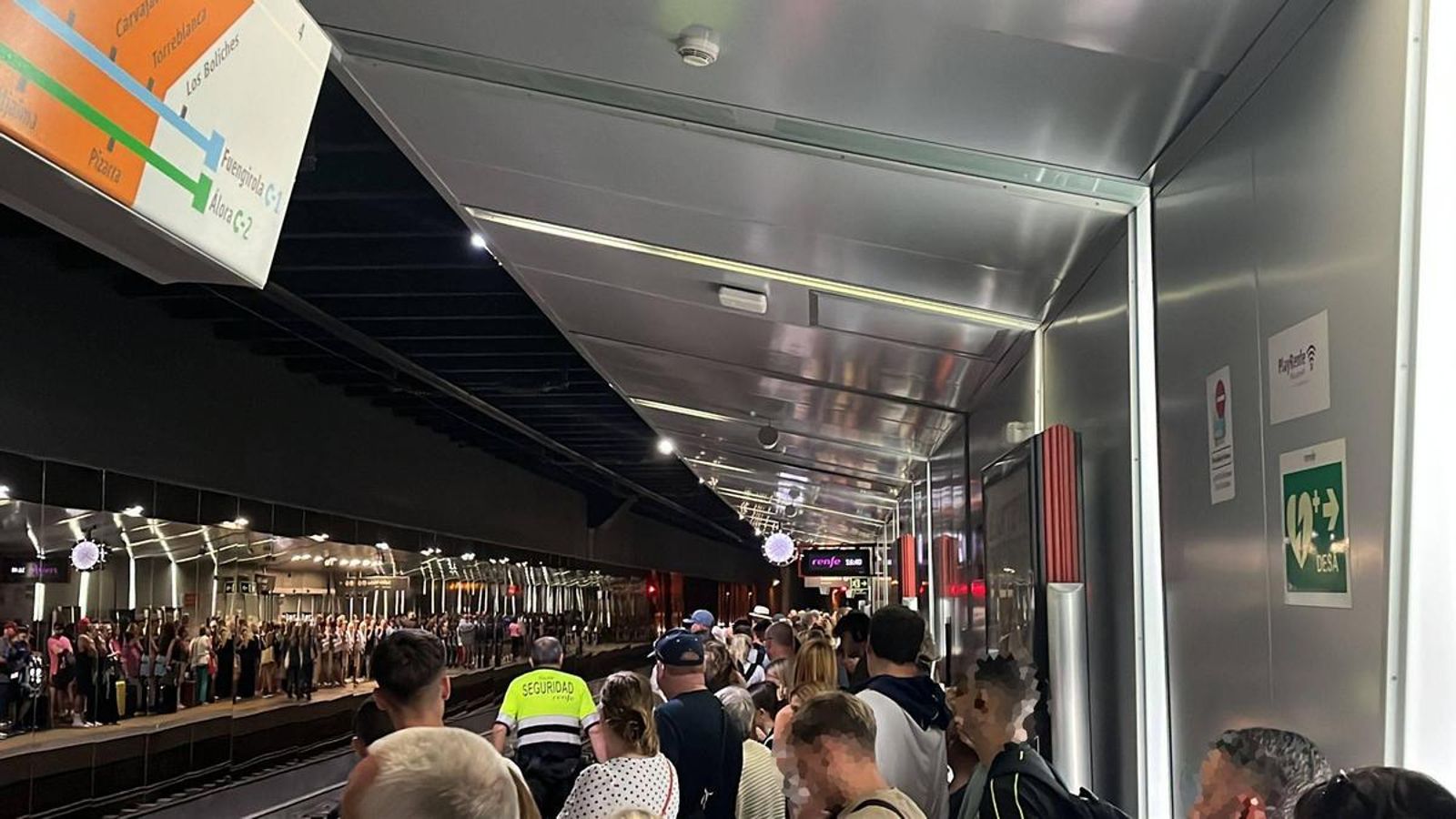 Pasajeros desbordan los andenes del Cercanías en Málaga.