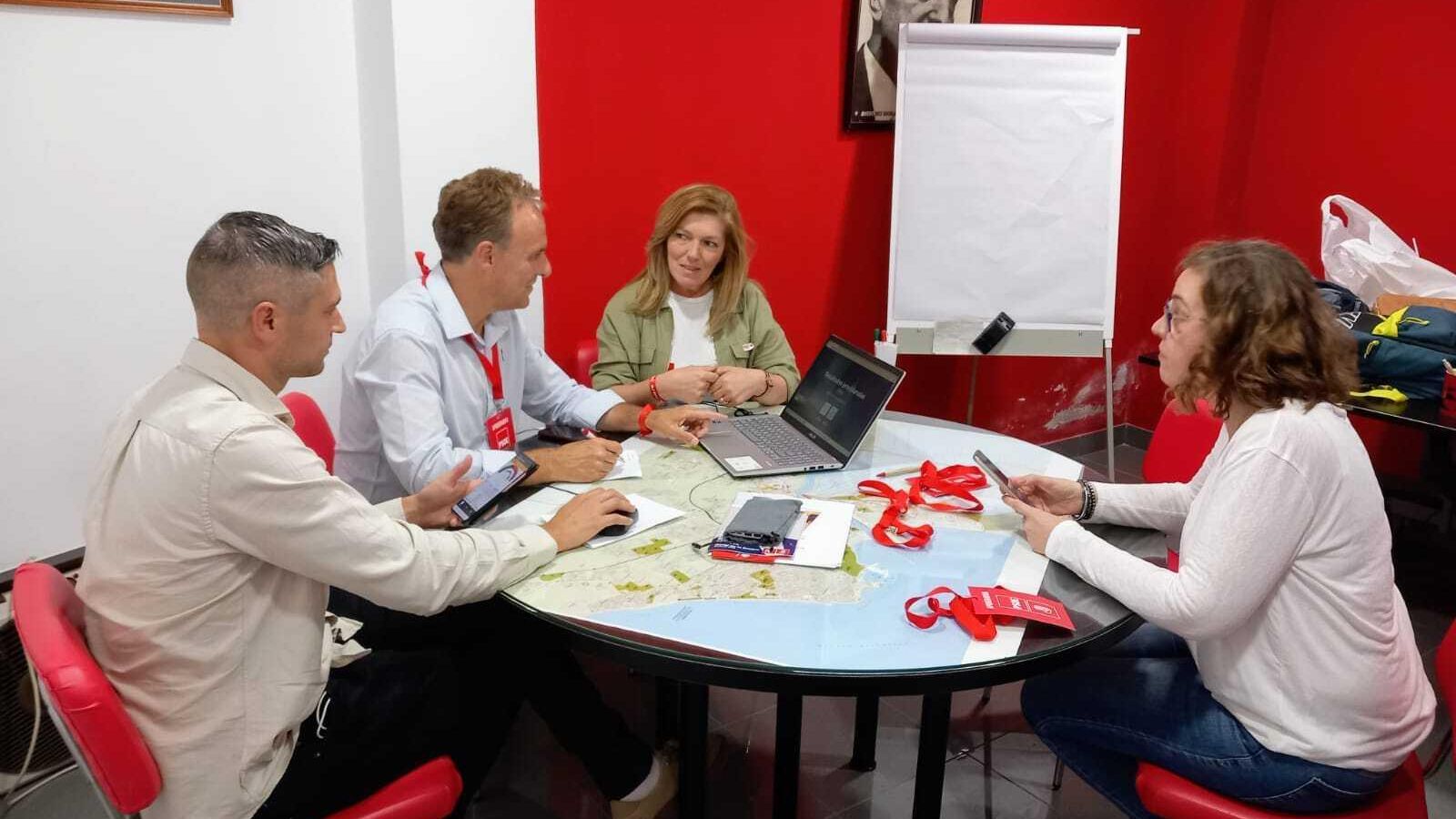 Parte de la candidatura socialista, siguiendo los resultados en su sede. Parte de la candidatura socialista, siguiendo los resultados en su sede.