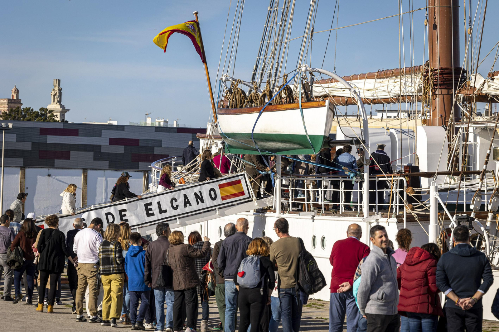 Imágenes de las visitas al buque 'Juan Sebastián del Elcano' en Cádiz