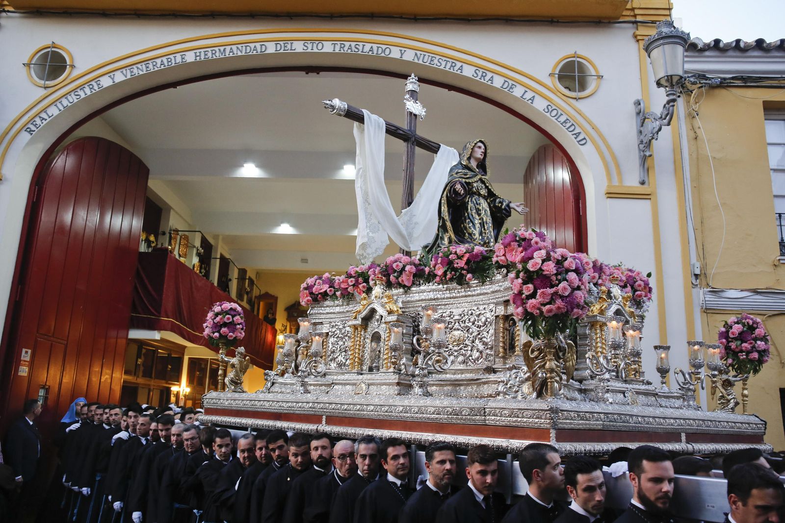 La Virgen de la Soledad partirá desde el interior de su casa hermandad en la salida extraordinaria.