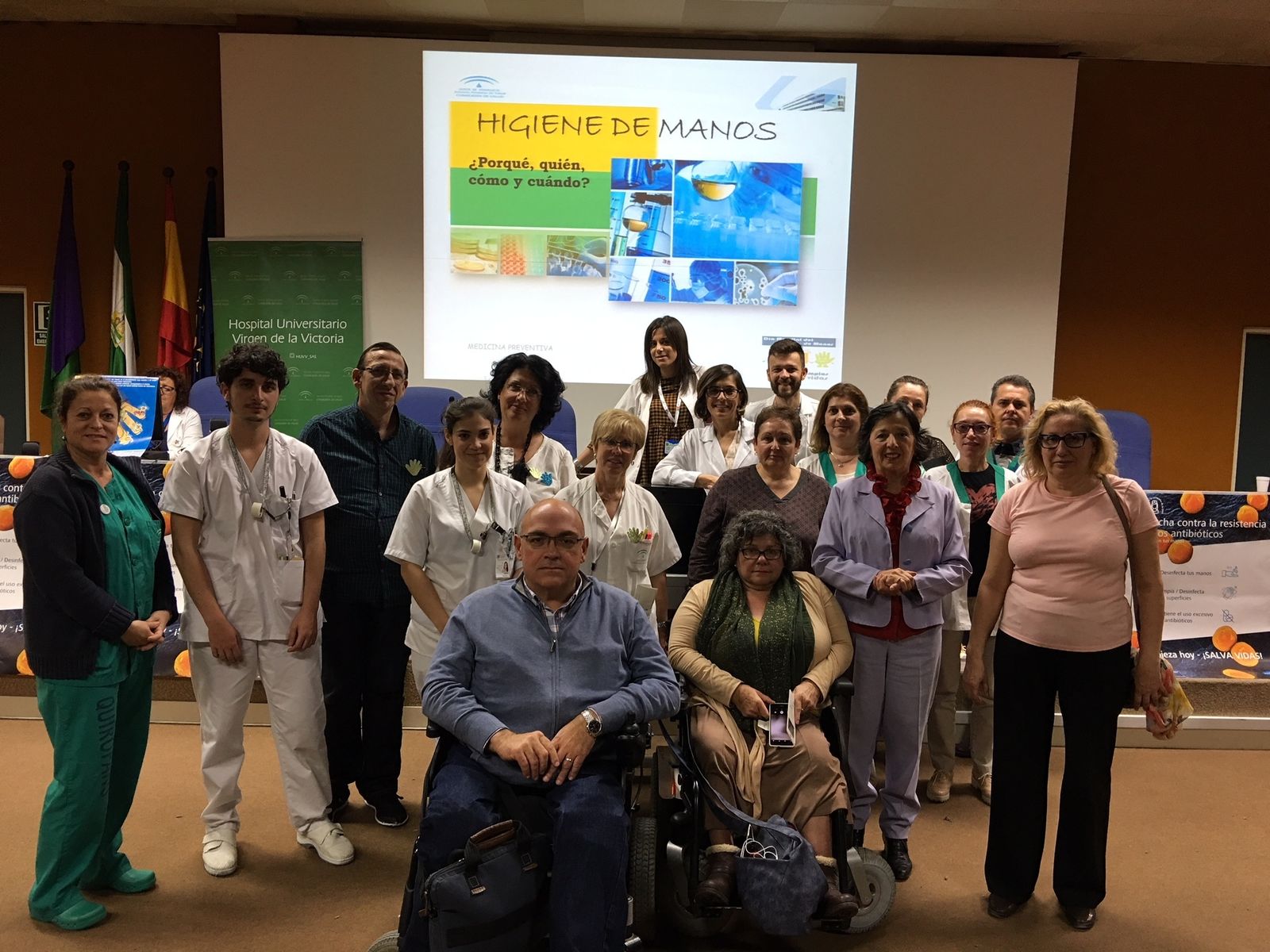 Pacientes y profesionales tras la sesión de sensibilización sobre la importancia de la higiene de las manos.