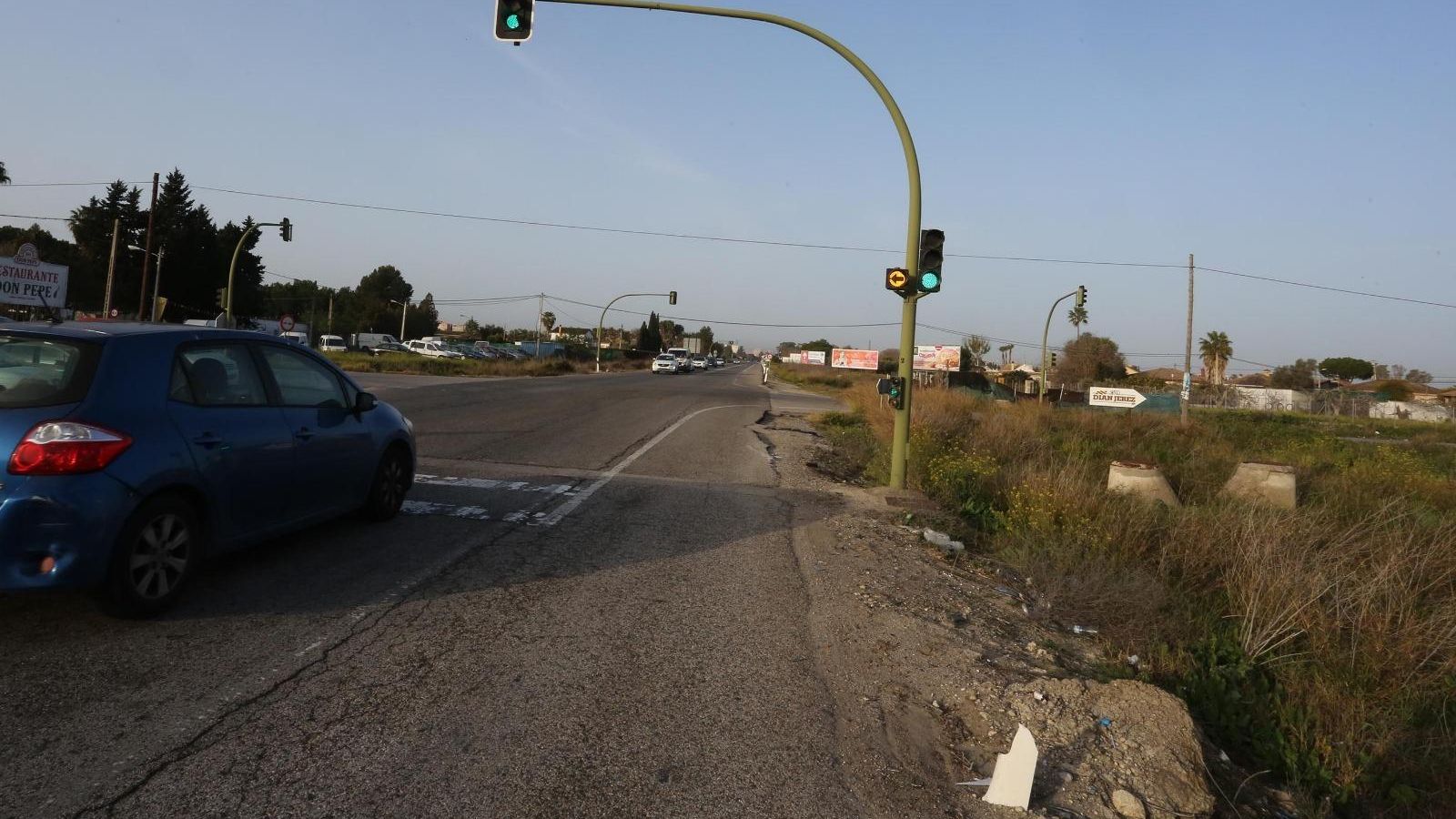 Cruce semafórico en la carretera de acceso a la autopista a la altura de la Venta Esteban.