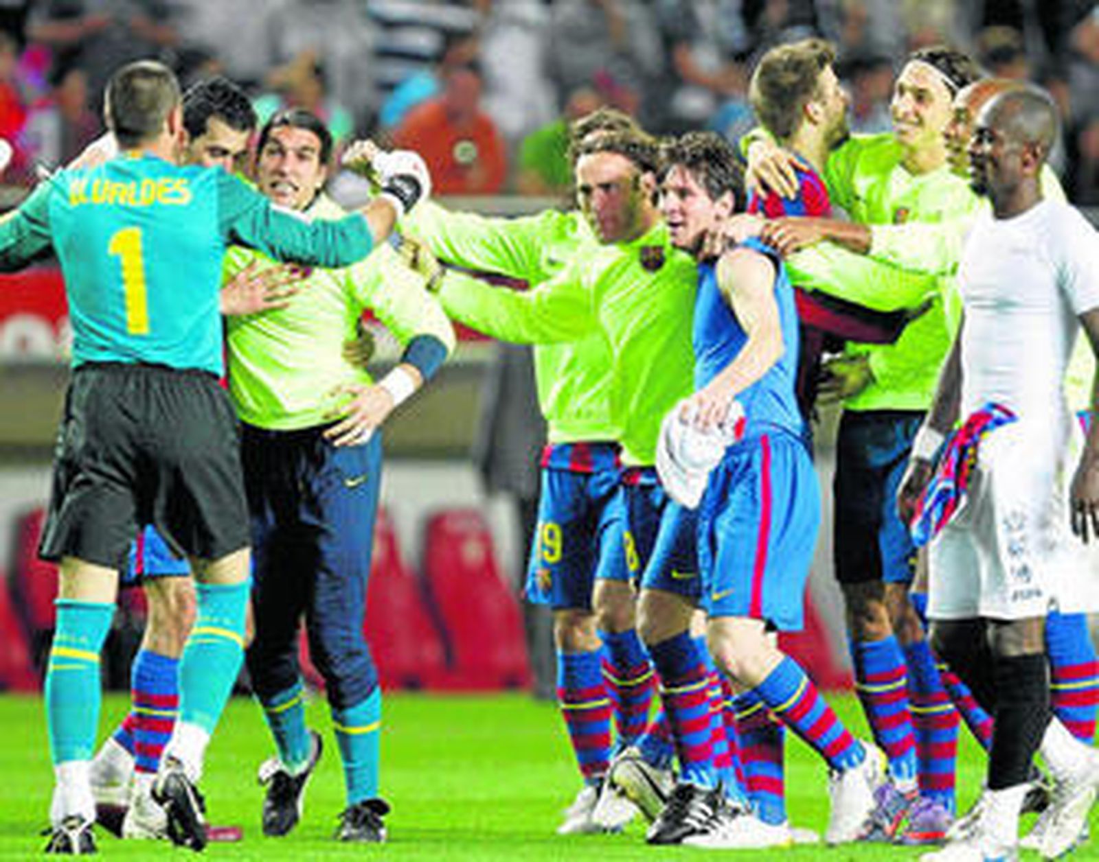 Los jugadores del Barcelona celebran la victoria frente al Sevilla tras el partido correspondiente a la penúltima jornada de Liga.