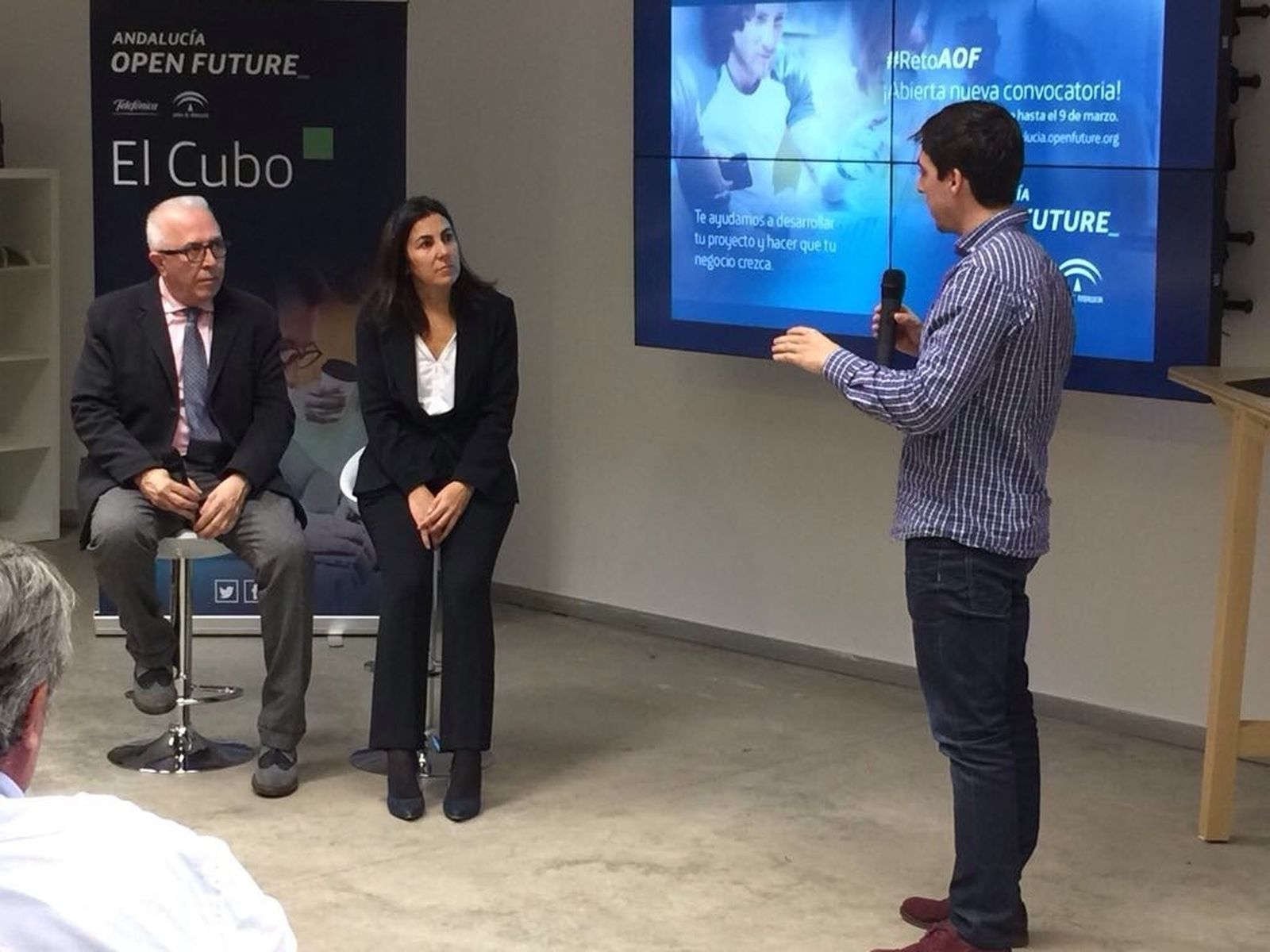 El consejero de Empleo, José Sánchez Maldonado, y la directora de Territorio Sur de Telefónica, María Jesús Almazor, ayer en El Cubo, en Sevilla.