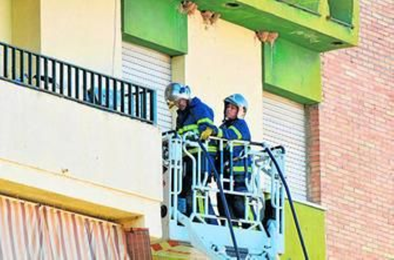 Los bomberos, ayer en Princijerez, cuando procedían a entrar en el piso.