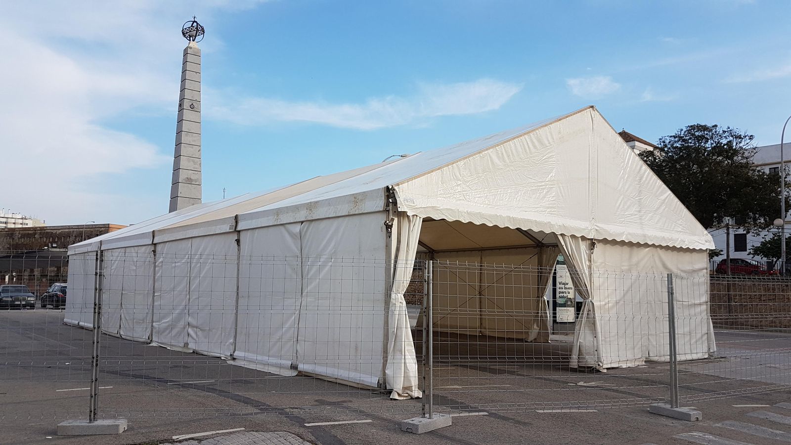 Carpa para el equipo de la película en la explanada de Renfe.