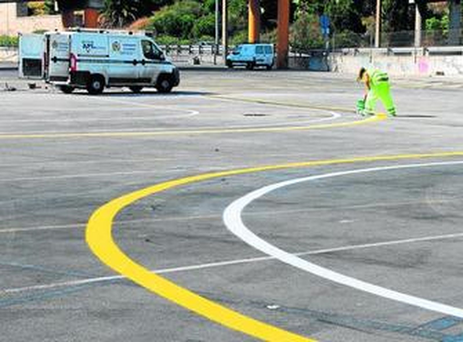 Operarios pintan el circuito en la pista que servirá para examinarse, ayer.