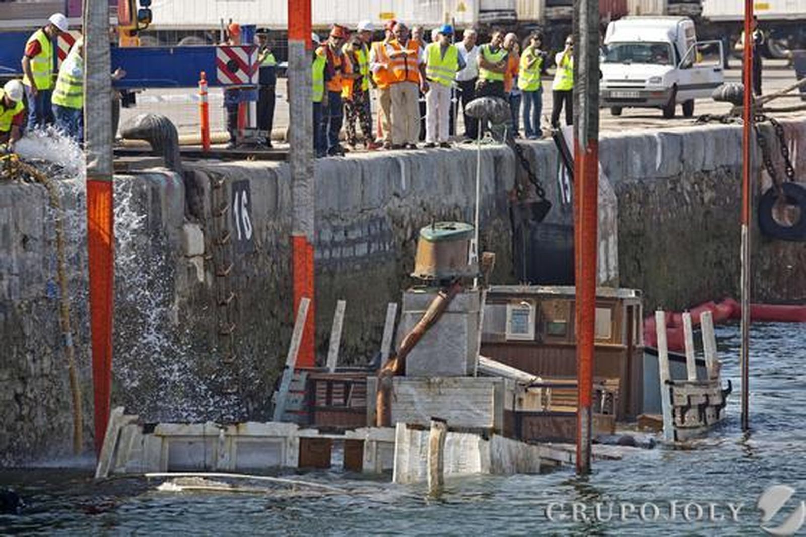 Los operarios del muelle llevan a cabo los trabajos para el reflotamiento. 

Foto: Julio Gonzalez