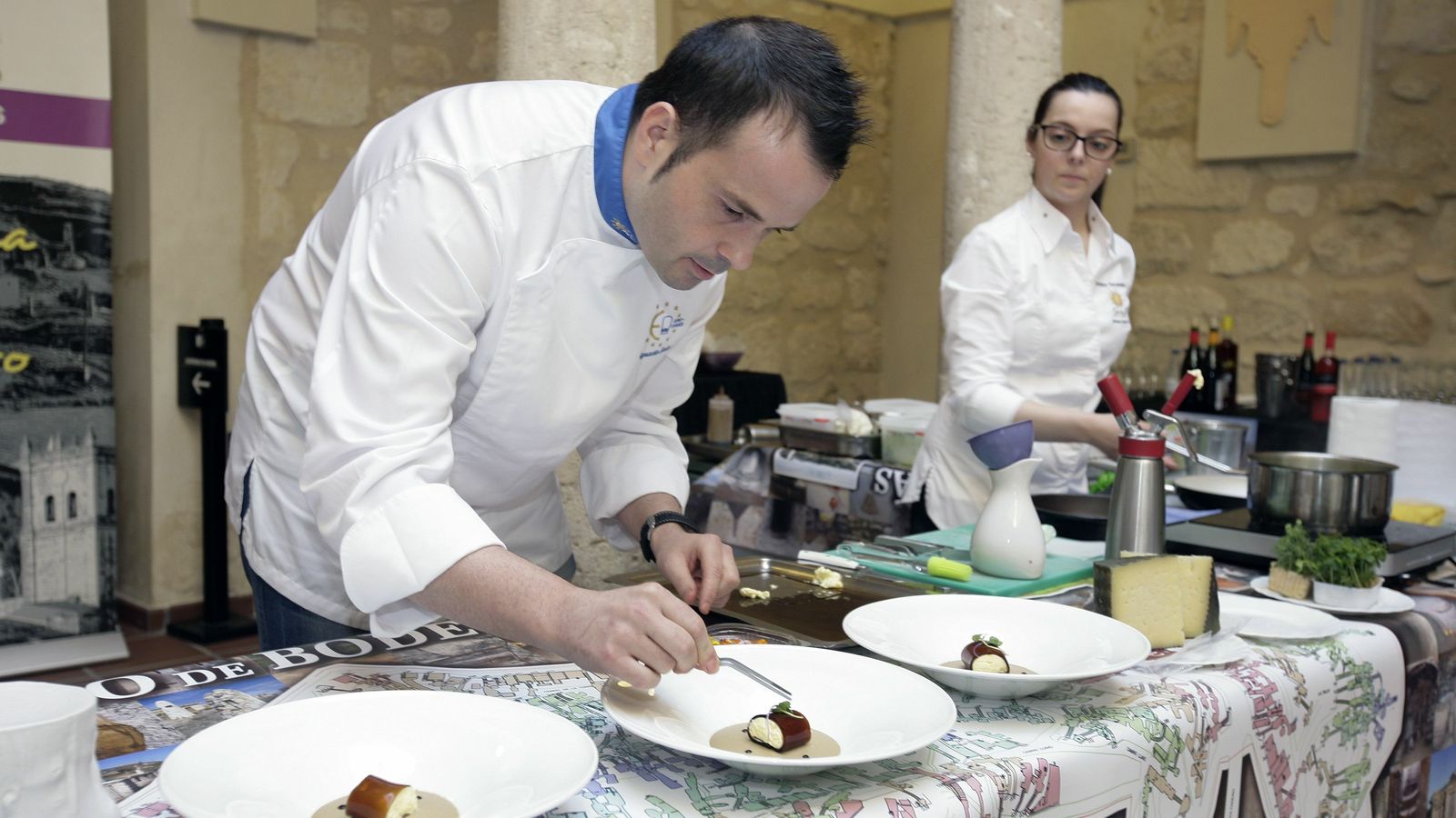El cocinero cántabro Ignacio Solana, trabajando en su local, el restaurante Solana.