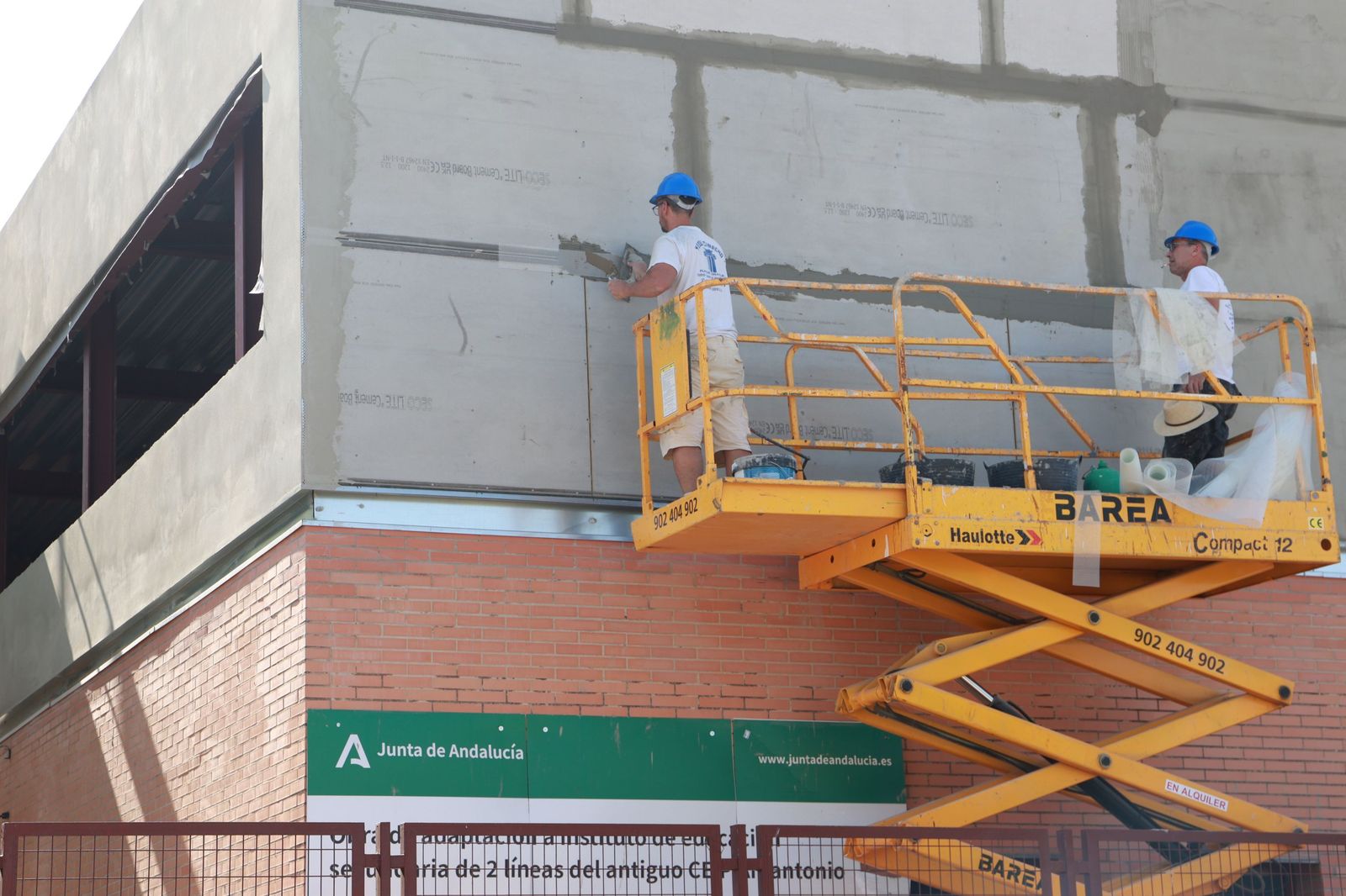 Visita de la consejera Patricia del Pozo a las obras del nuevo IES de Castilleja de Guzmán