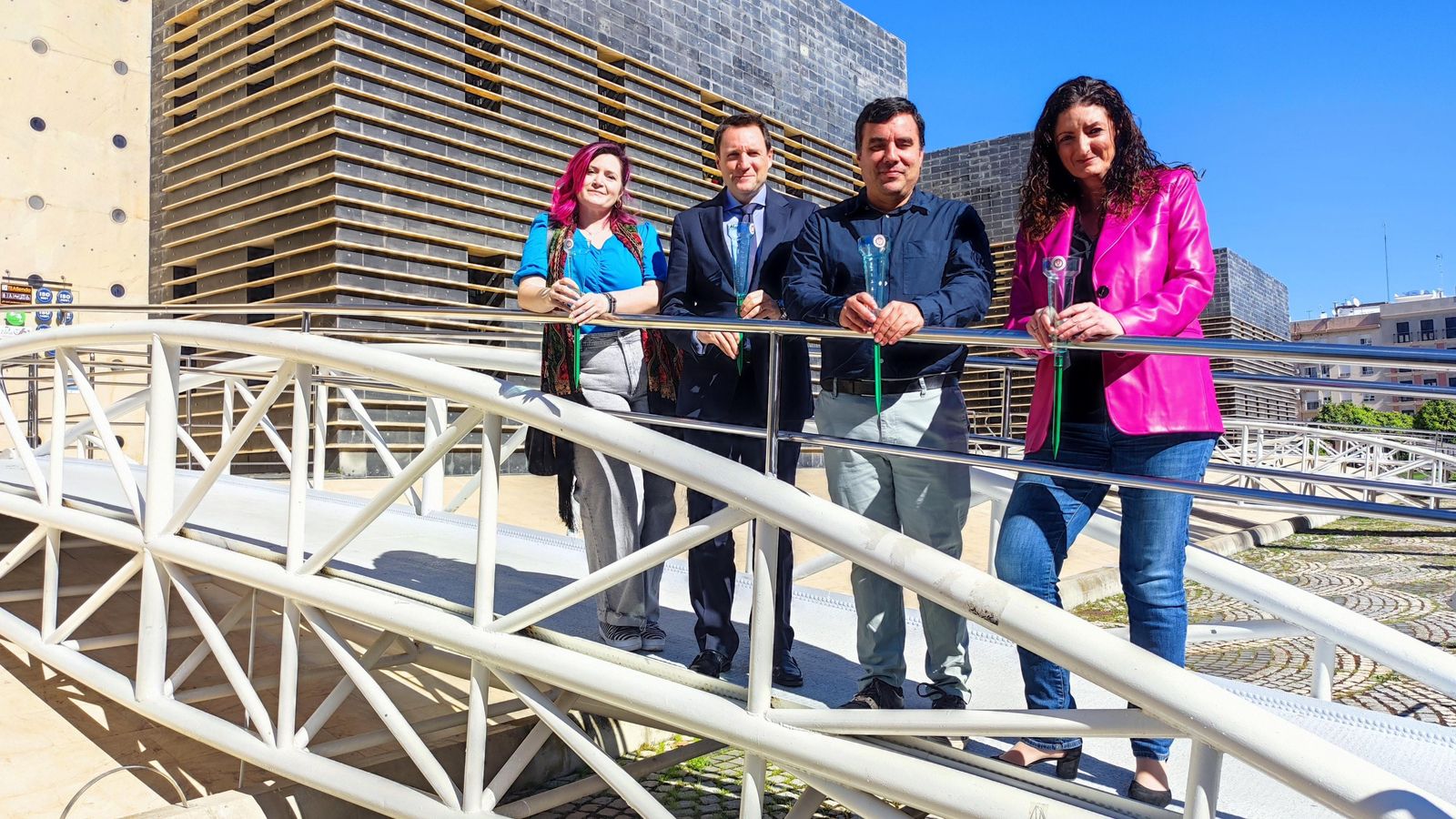 Los promotores de la iniciativa con sus pluviómetros solidarios Los promotores de la iniciativa con sus pluviómetros solidarios