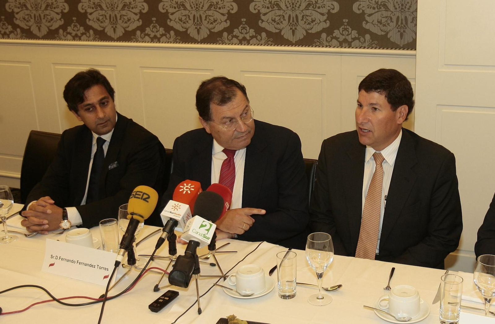 Mehra Ashwath (izquierda) y otros inversores cuando presentaron el proyecto en 2011 en Sevilla