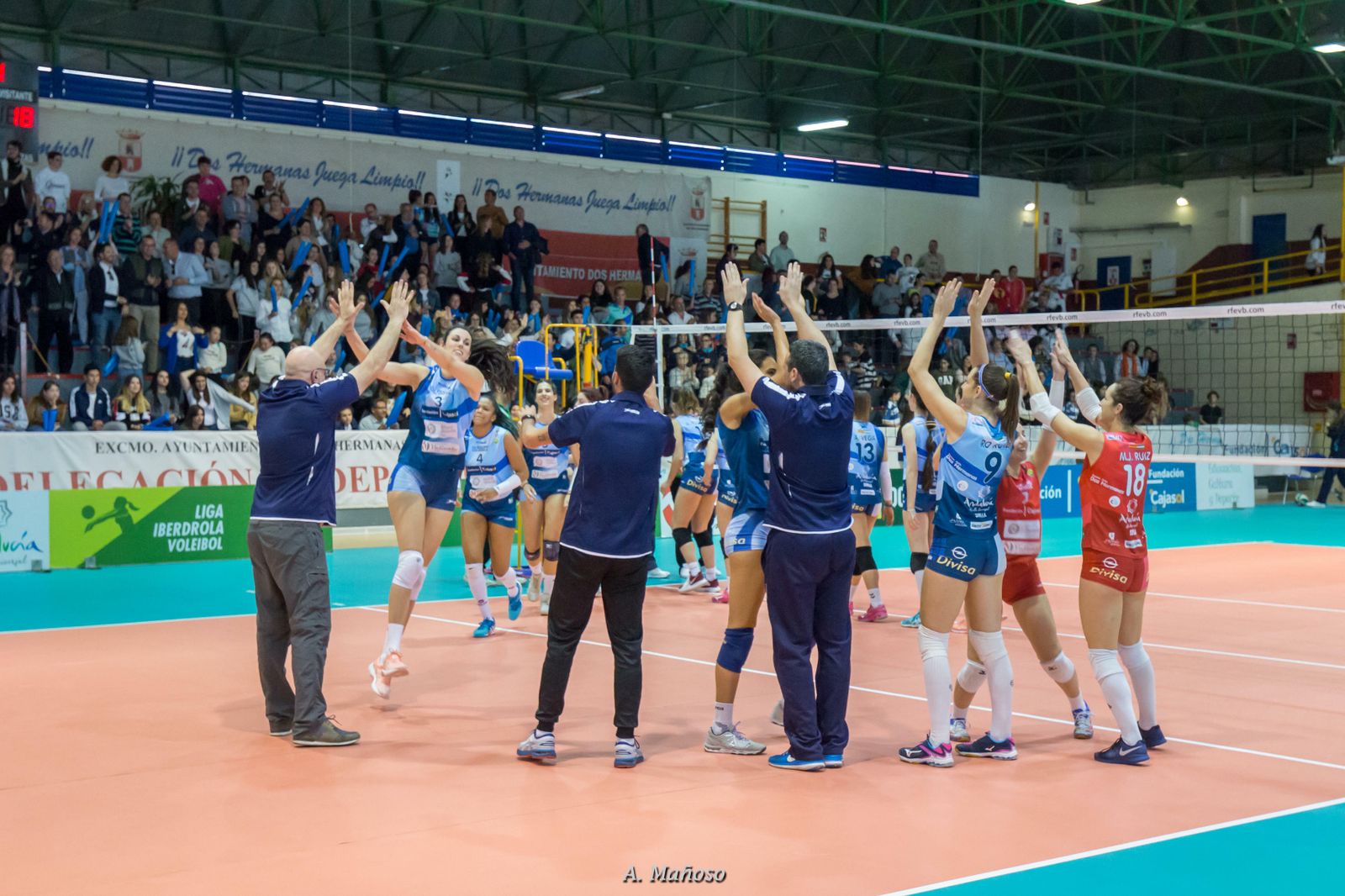 Las jugadoras y el cuerpo técnico del equipo de Superliga del Esquimo agradecen al público su apoyo en un partido en Los Montecillos.