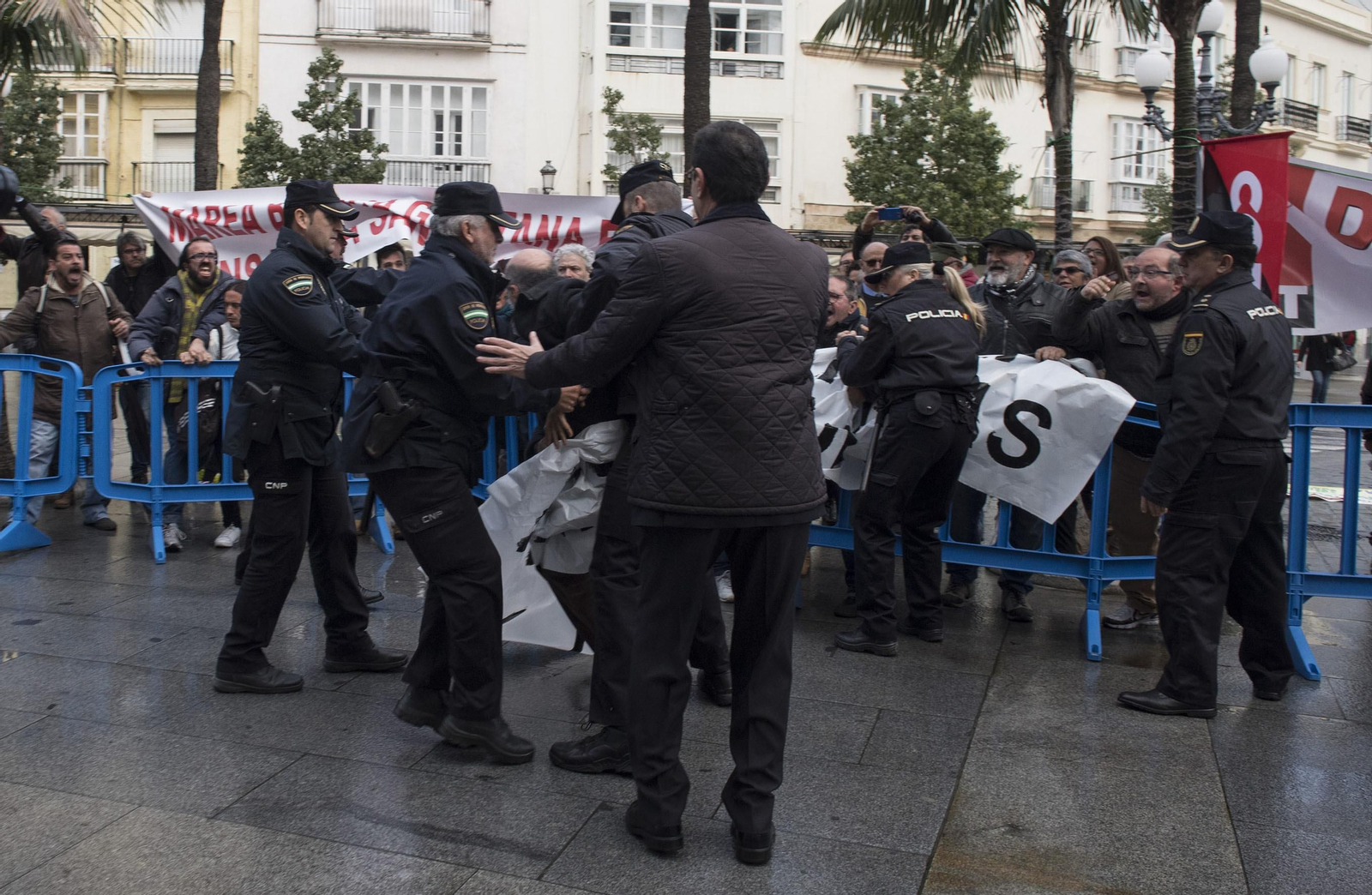 La visita de Susana Díaz al Ayuntamiento de Cádiz, en imágenes