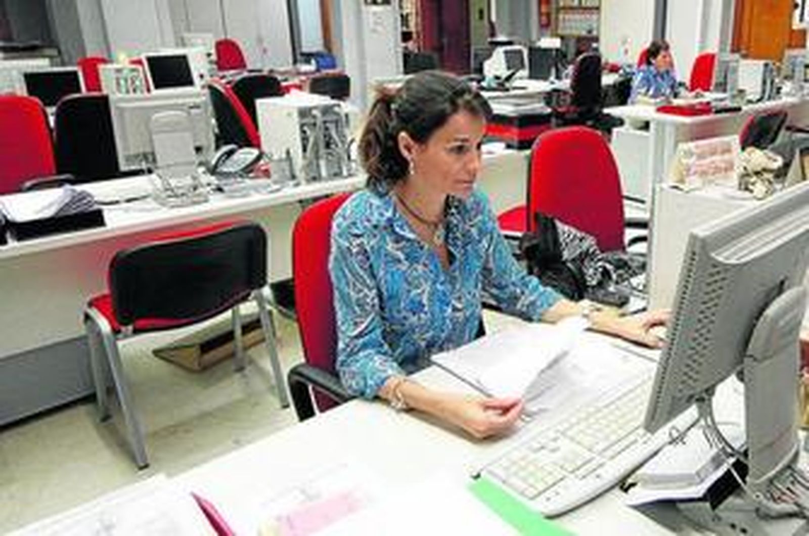 Trabajadores del Ayuntamiento barreño en la sala de atención al público, en imagen de archivo.
