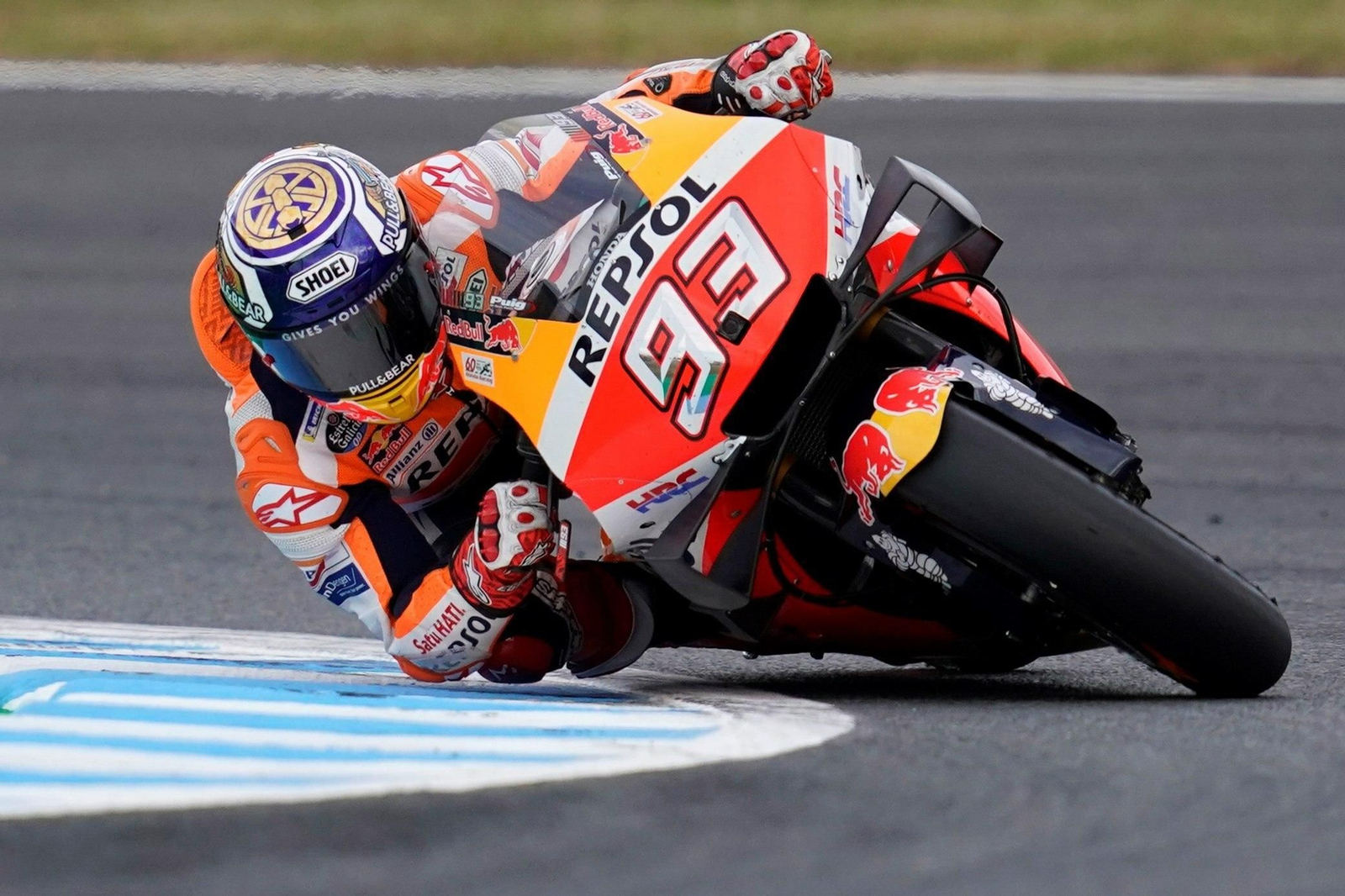 Marc Márquez tumba la Honda en una curva del circuito de Motegi.