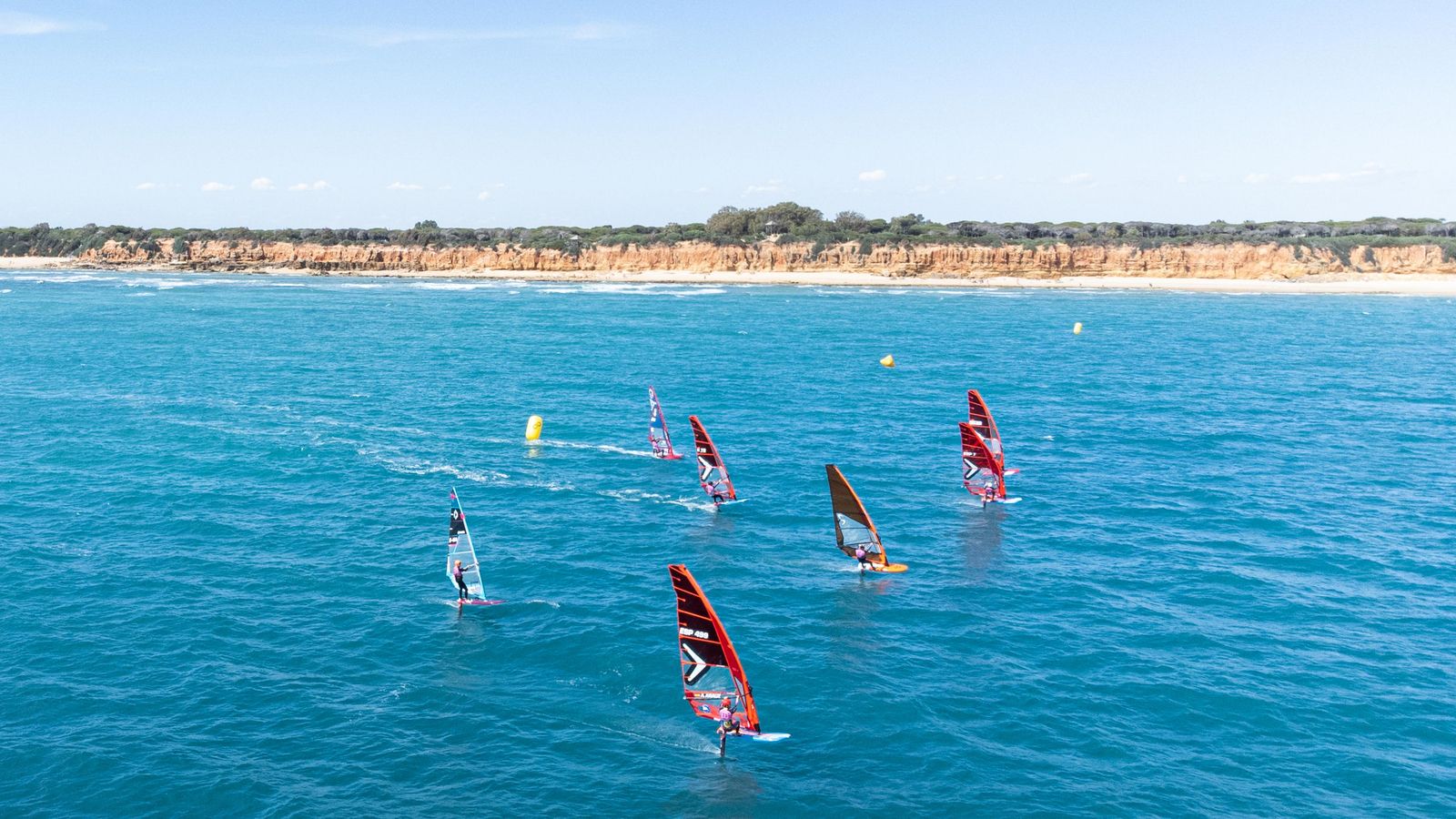 Varios participantes compitiendo en la Copa de España de Funboard (Wind Surf