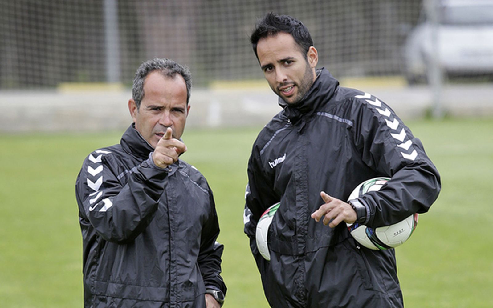 Álvaro Cervera señala al frente en un entrenamiento en El Rosal. /Fito Carreto