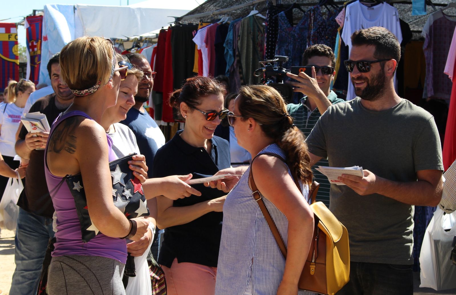 Palmero durante el reparto de propaganda electoral en el mercadillo de los martes.