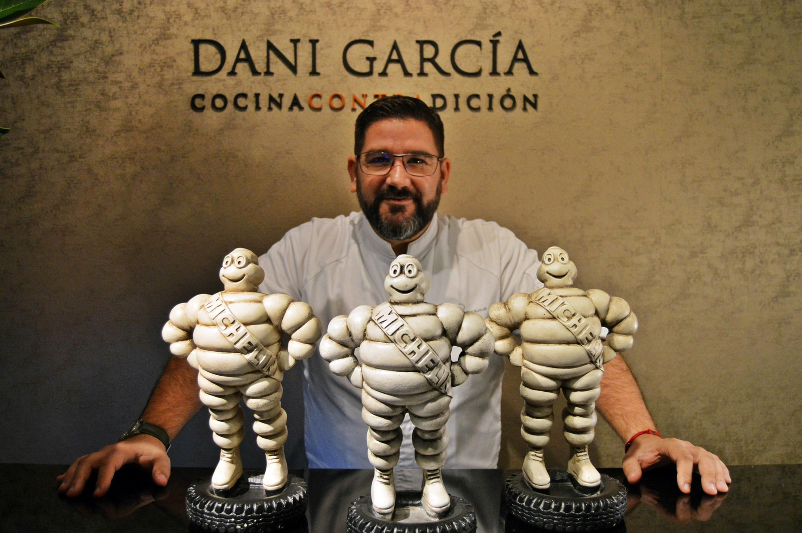 Dani García, con los tres galardones de Michelin que atesora su restaurante. Dani García, con los tres galardones de Michelin que atesora su restaurante.