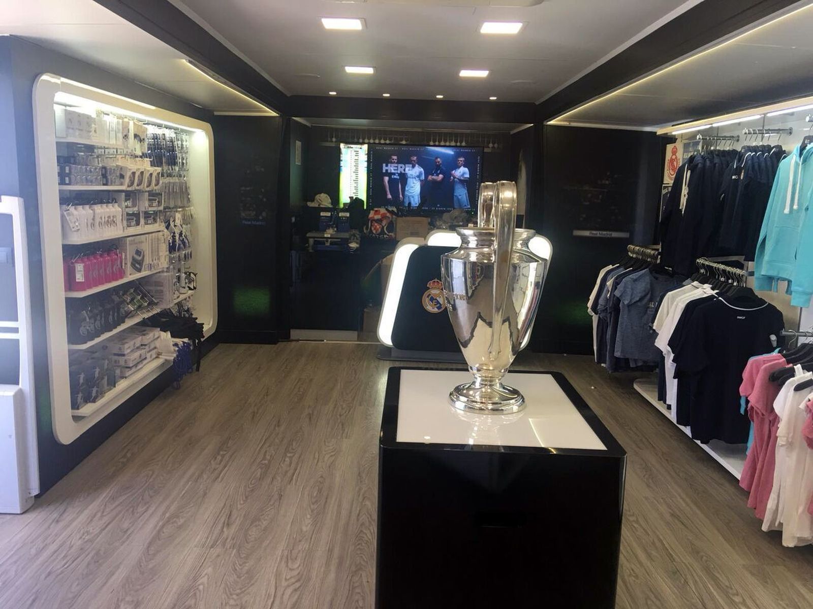 Un imagen del interior del autocar del Real Madrid 'Roadshow', con la Copa de la Champions.