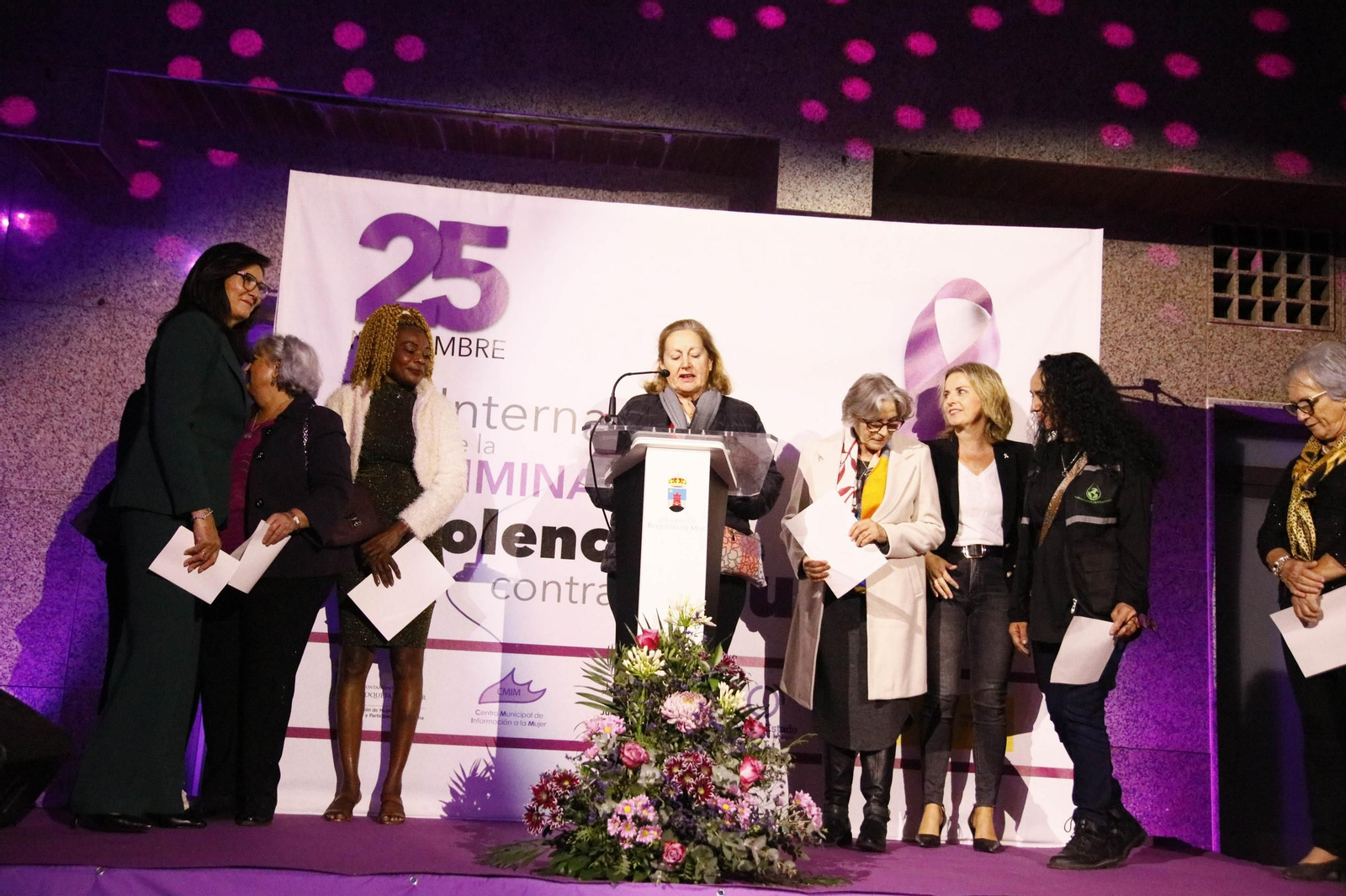 Manifestación por el 25 N en Roquetas de Mar