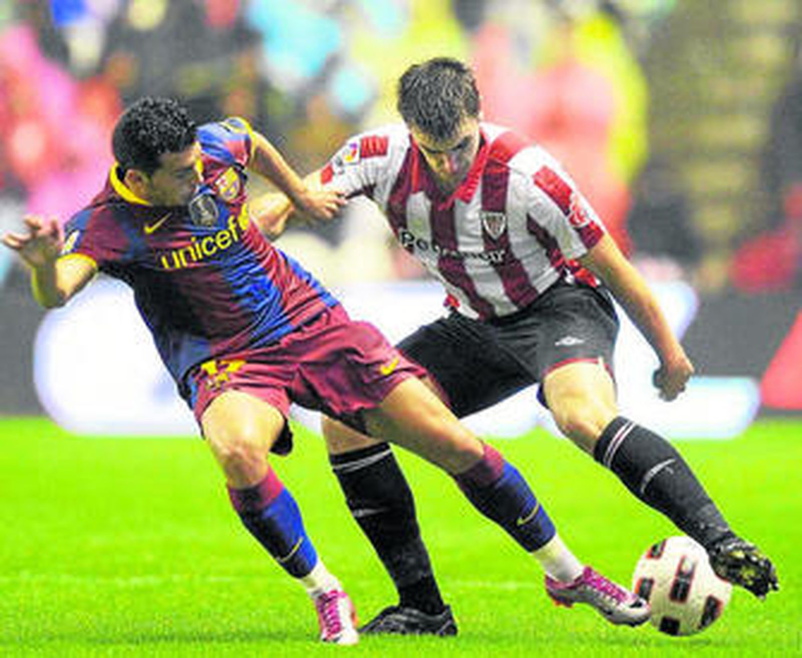 Pedro intenta robar la pelota a Aurtenetxe