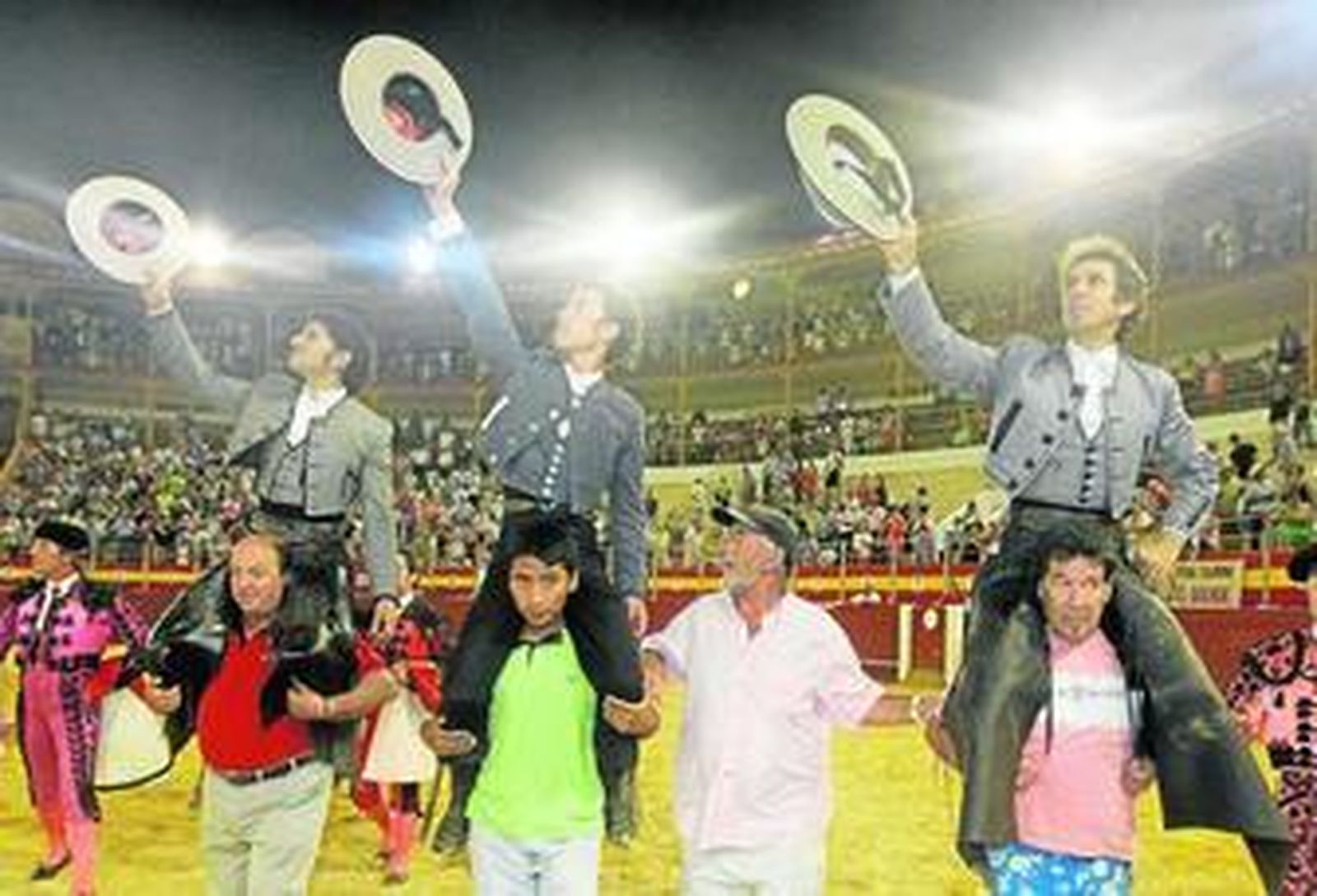 Hermoso de Mendoza muy entregado cruzando a su caballo.