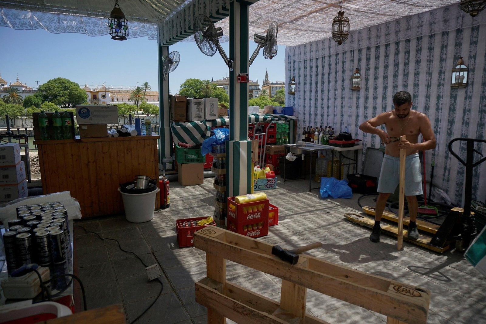 Últimos preparativos para el arranque de la Velá de Triana 2025