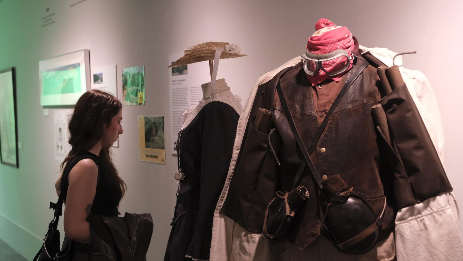Inauguración de la exposición 'Revolución Leone' en la Casa del Cine de Almería, en imágenes