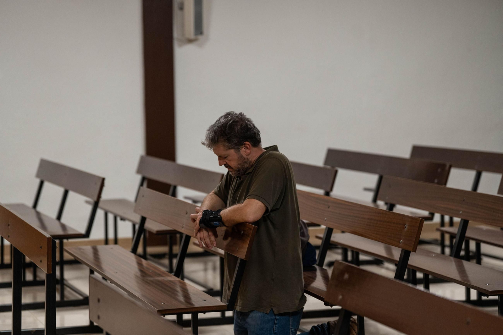 Un hombre reza en una iglesia.