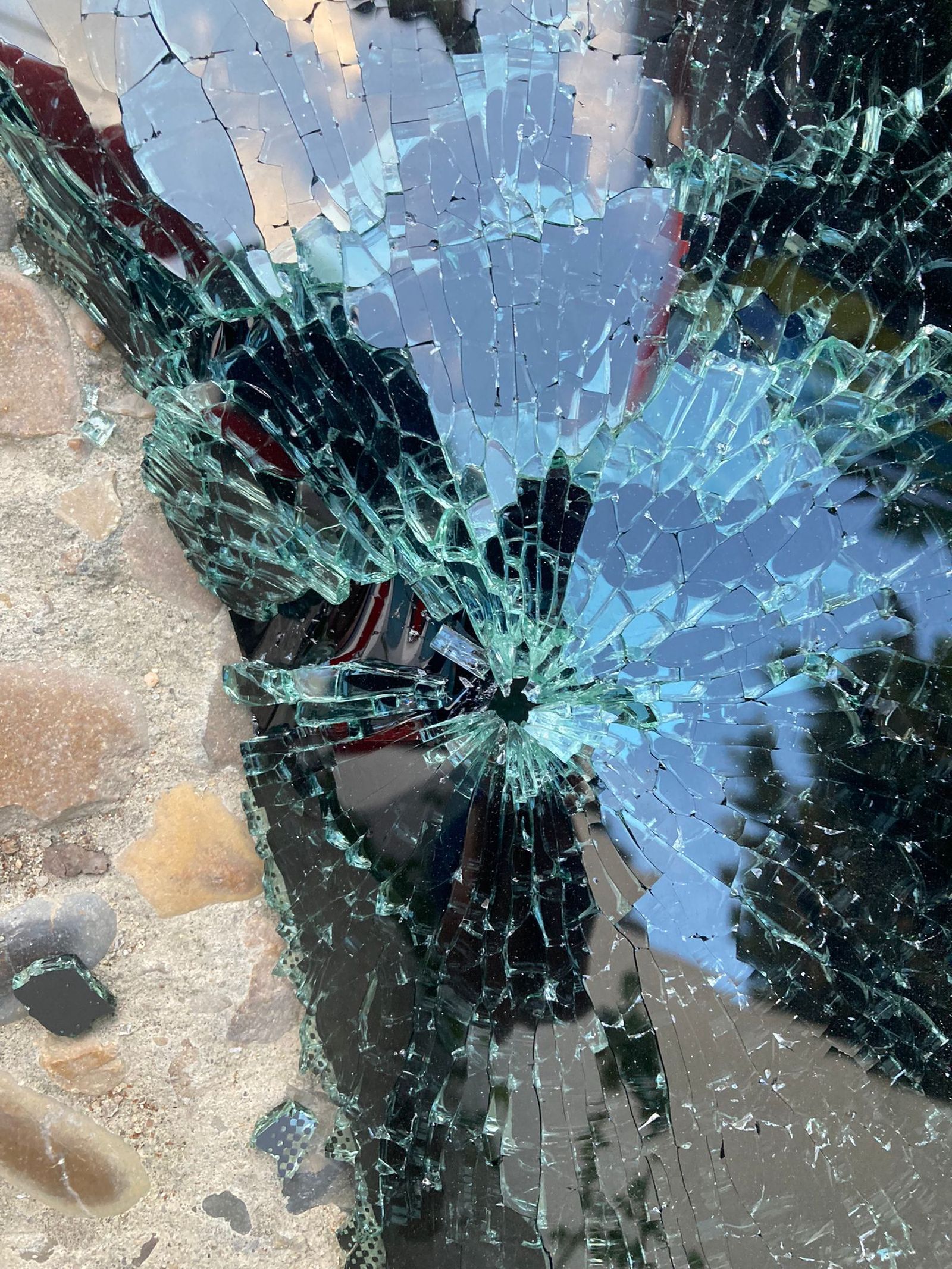 Uno de los cristales de la ambulancia hecho añicos por el disparo.