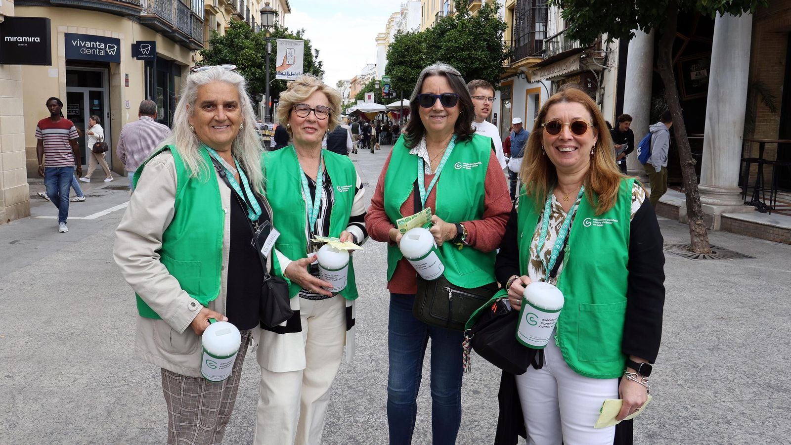 Voluntarias en la cuestación contra el cáncer, este jueves en la Calle Larga.