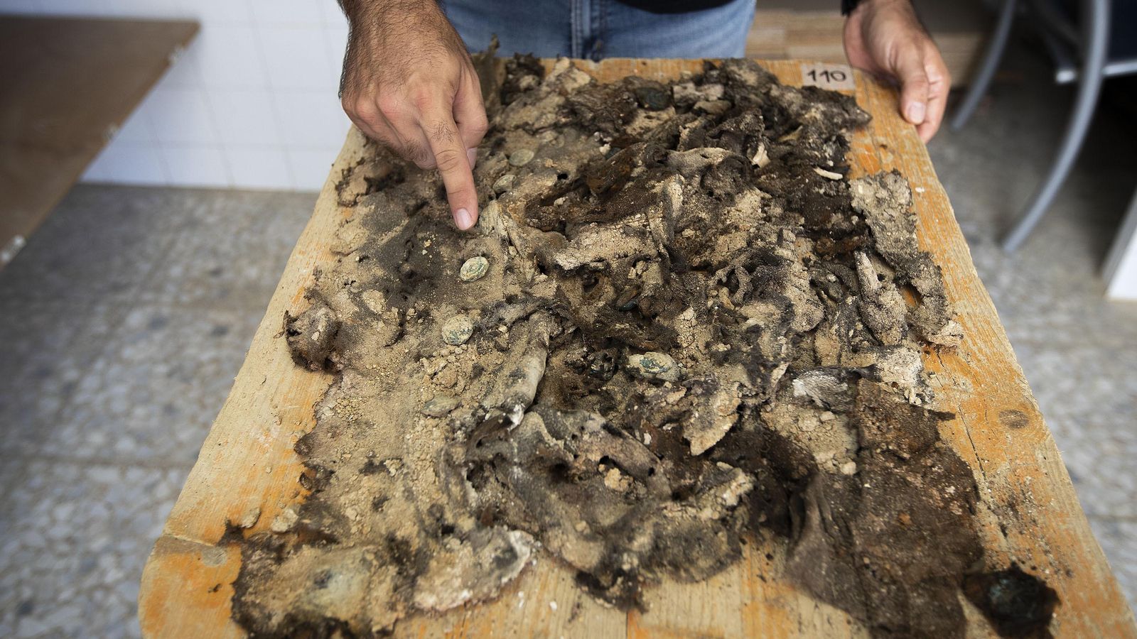 Restos de una chaqueta militar, donde se aprecian los botones, recuperada en las excavaciones del cementerio de San Fernando. Restos de una chaqueta militar, donde se aprecian los botones, recuperada en las excavaciones del cementerio de San Fernando.