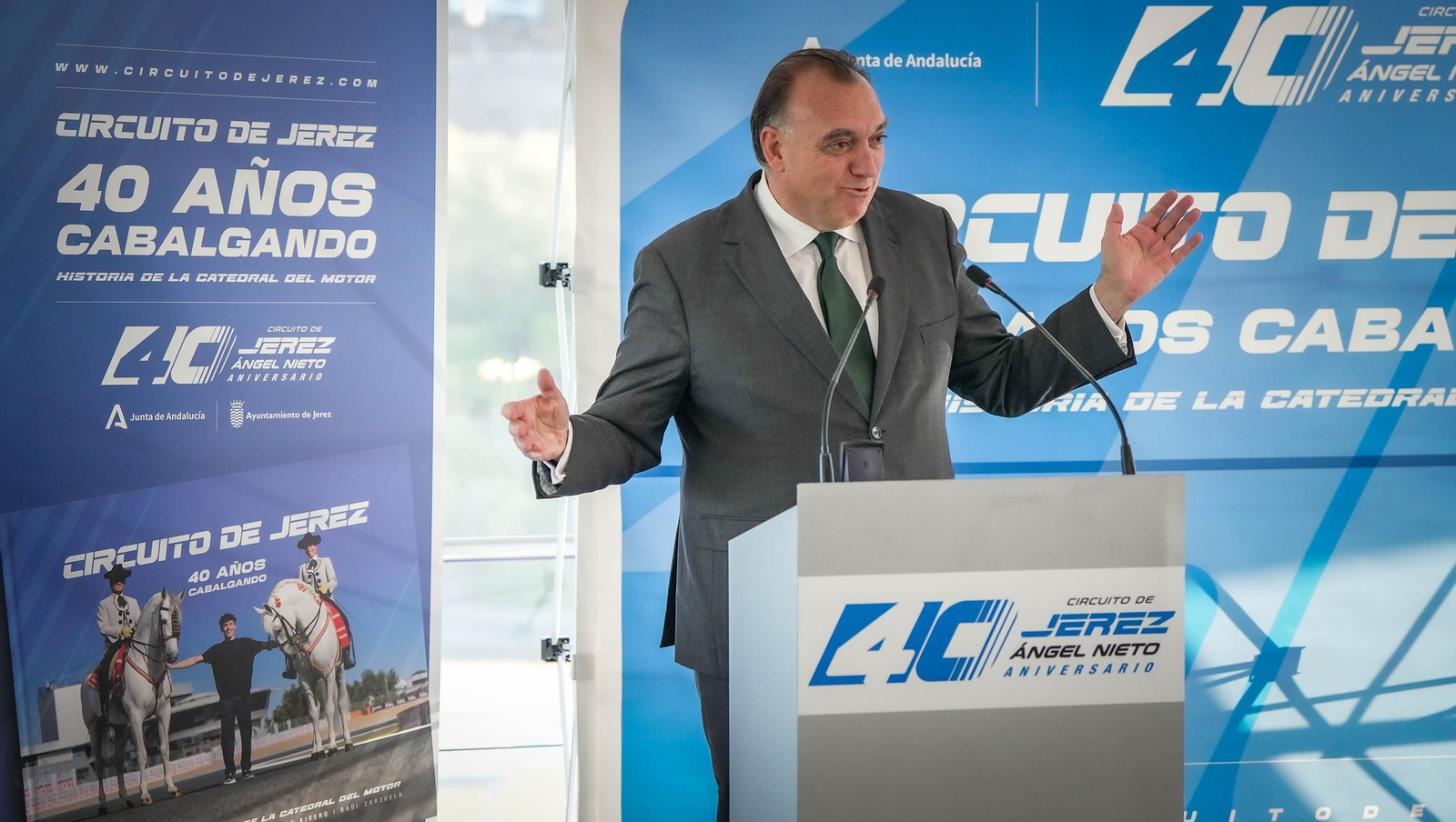 Imágenes de la presentación del libro '40 años Cabalgando' en el Circuito de Jerez