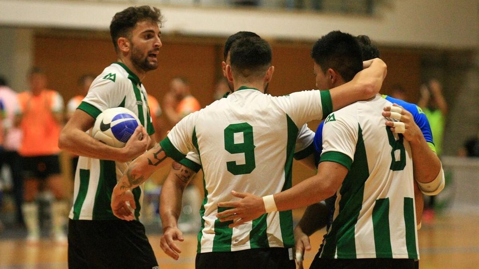 Los jugadores del Córdoba Futsal celebran uno de sus goles al Jaén Paraíso Interior en Baena.