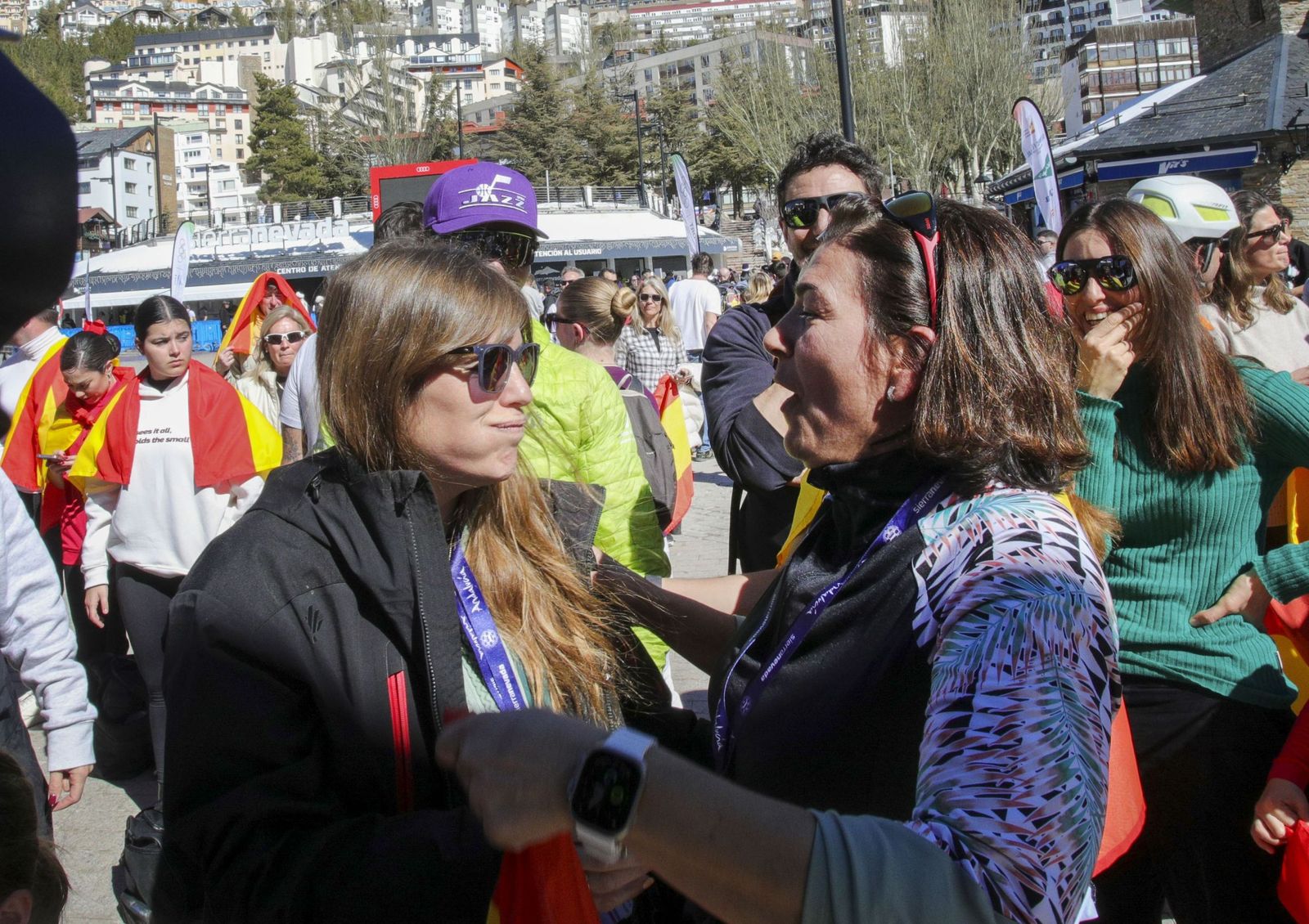 María José Rienda, exultante, junto a Reyes Santa Olalla, que suspira tras el final de la carrera