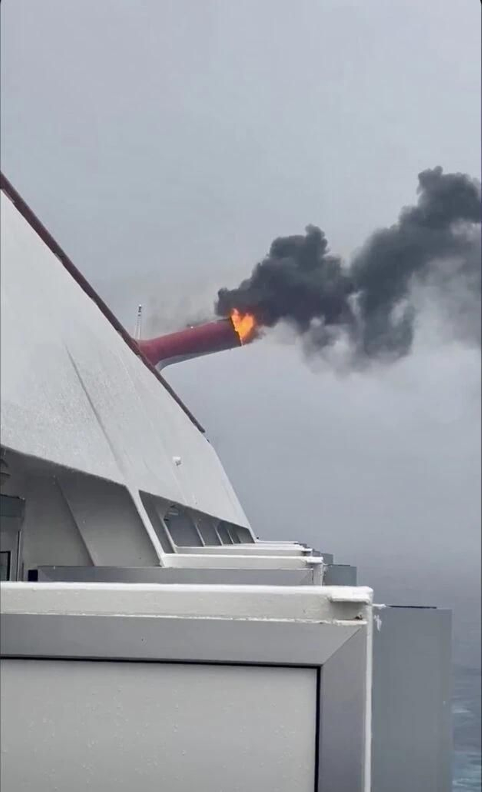 Un momento del último incendio provocado por un rayo que dejó fulminada la chimenea de buque turístico de la flota de Carnival Un momento del último incendio provocado por un rayo que dejó fulminada la chimenea de buque turístico de la flota de Carnival