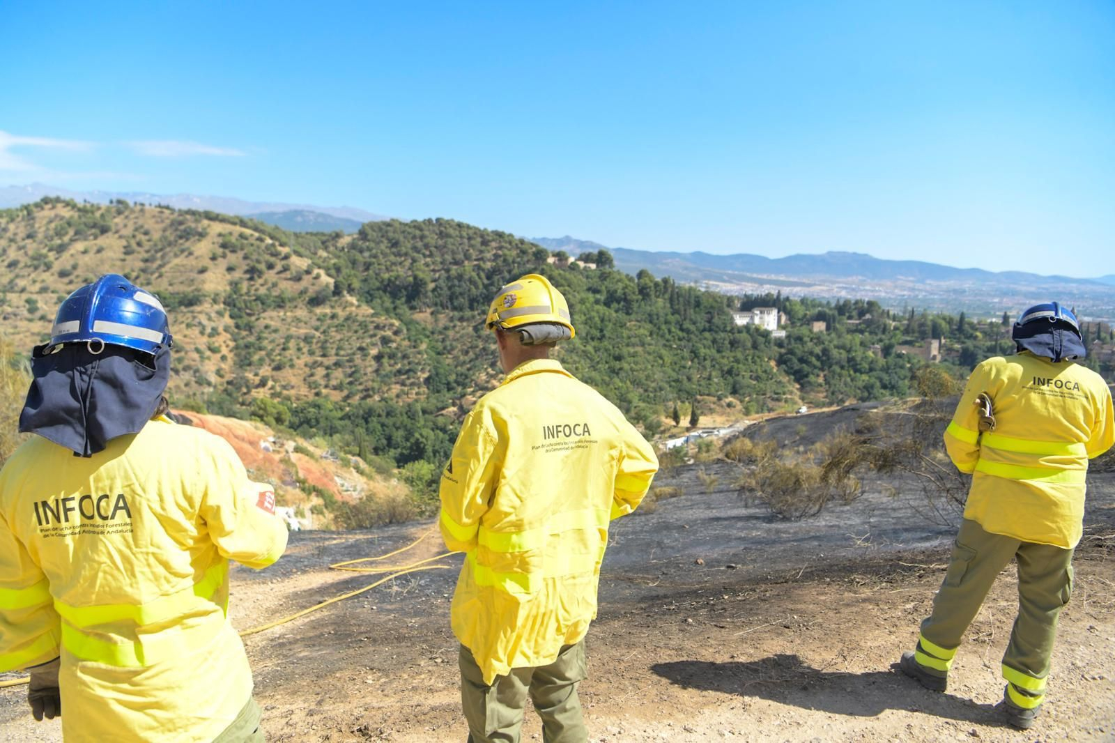 Así ha sido la extinción de las llamas en el Sacromonte de Granada, en imágenes