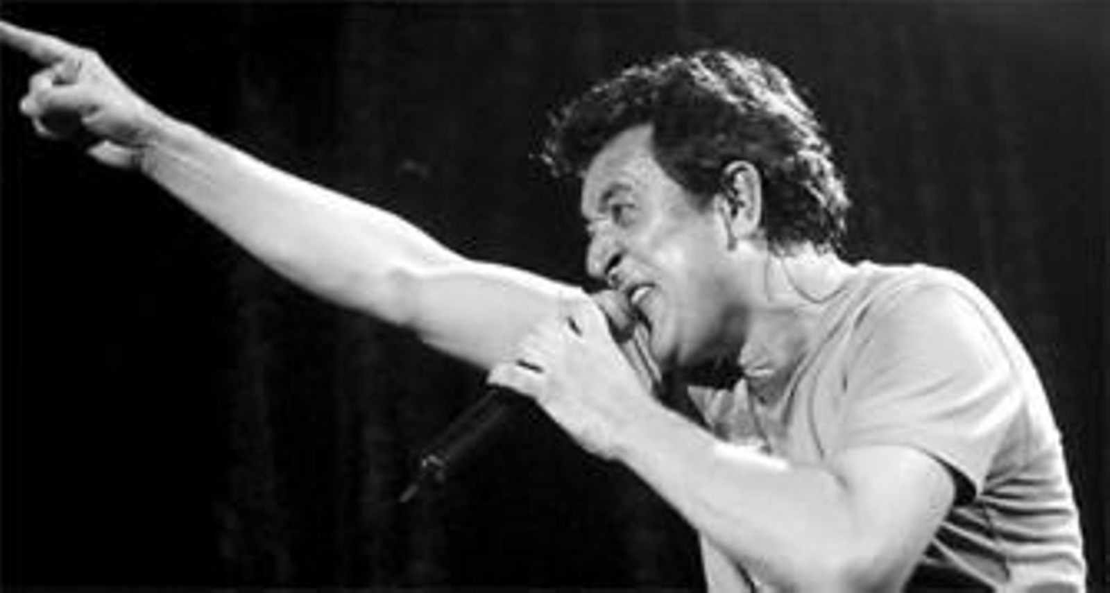 Manolo García, con la carne puesta en el asador durante un concierto. Manolo García, con la carne puesta en el asador durante un concierto.