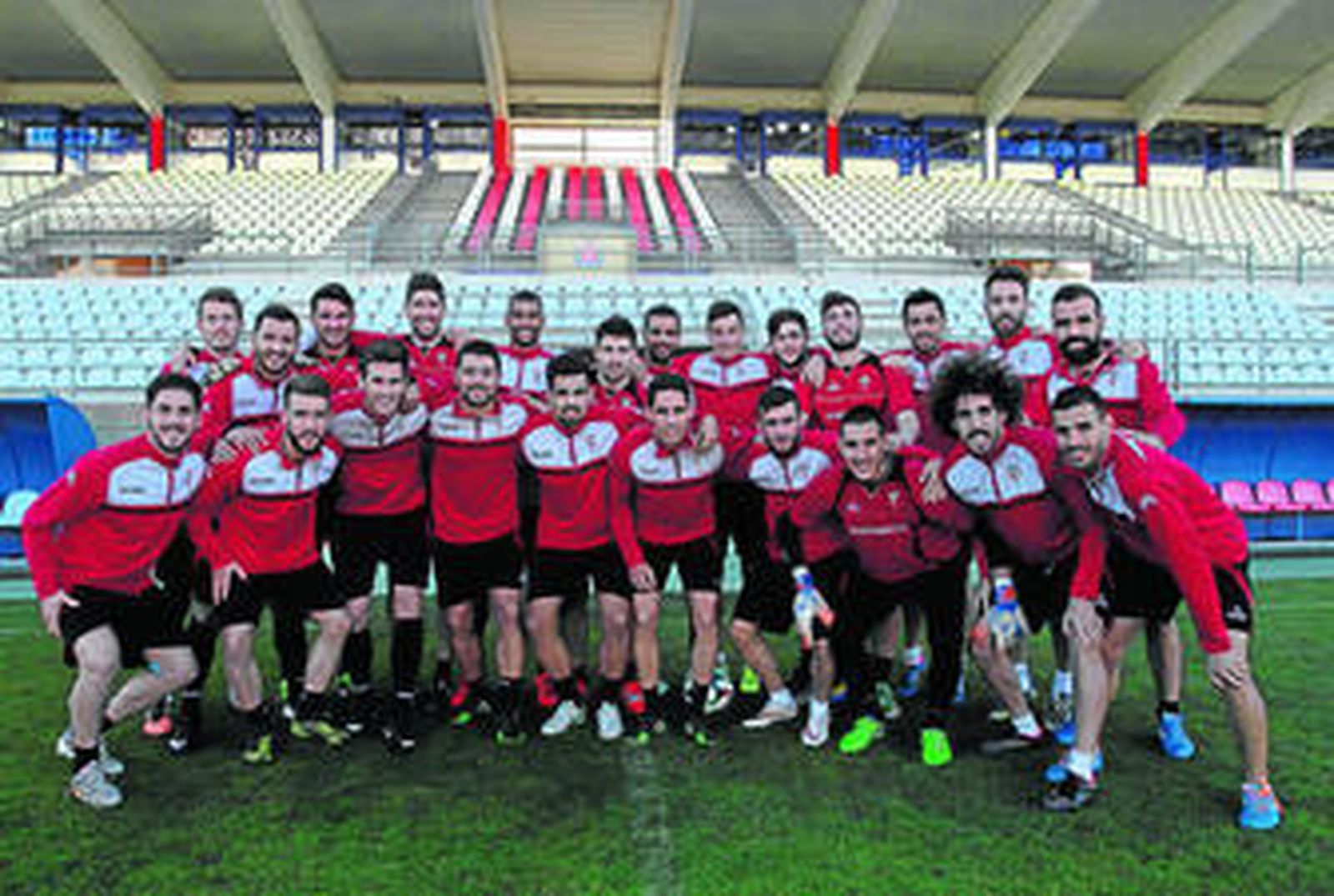 Los jugadores de la primera plantilla posan juntos en el Nuevo Mirador.