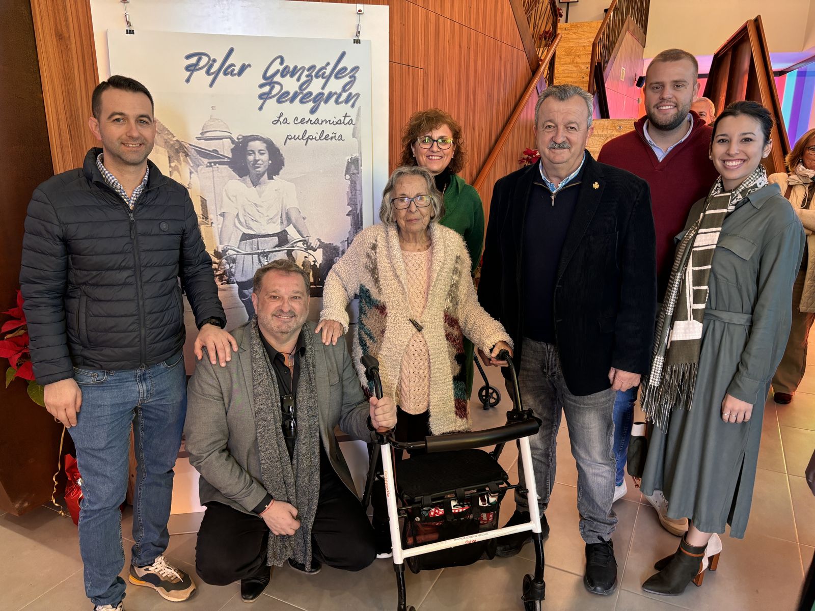 El alcalde de Pulpí y varios concejales acompañando a la artista Pilar González Peregrín.