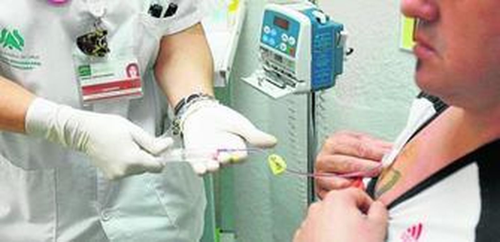 Un paciente durante una sesión de quimioterapia.