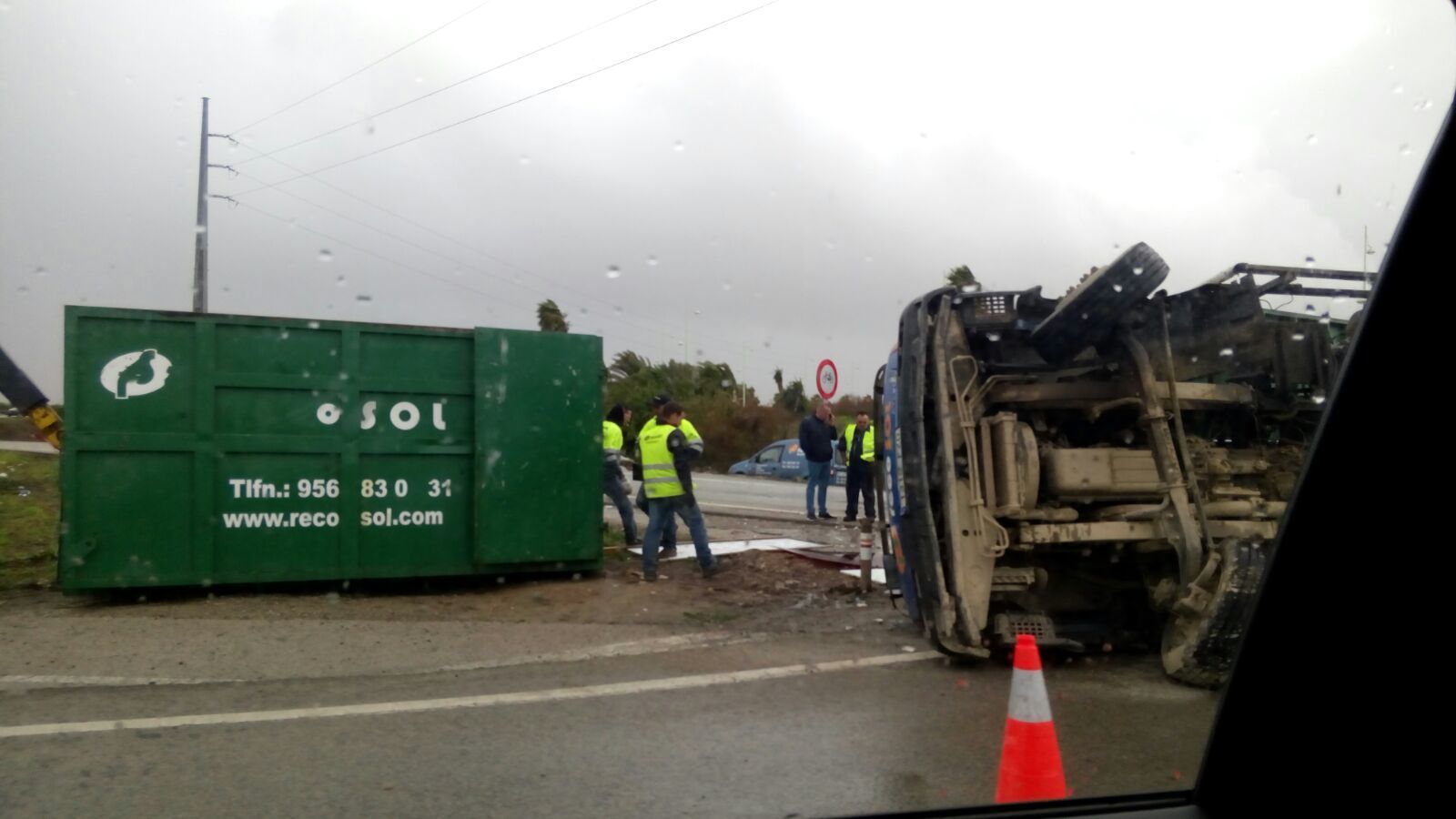 El camión tras el vuelco.