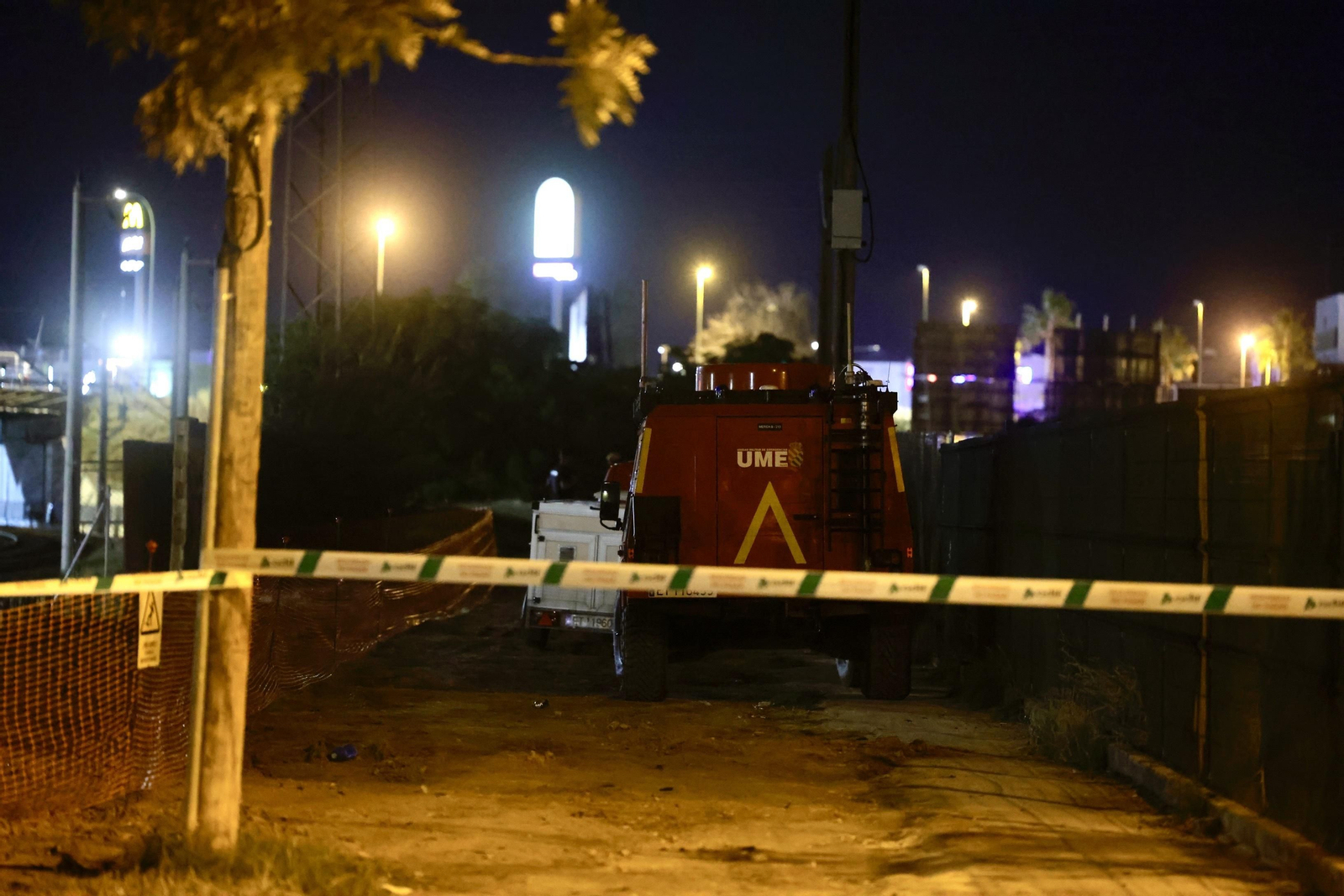 Las imágenes del dispositivo de búsqueda de la Policía y la UME para encontrar a Álvaro Prieto junto a las vías de Santa Justa