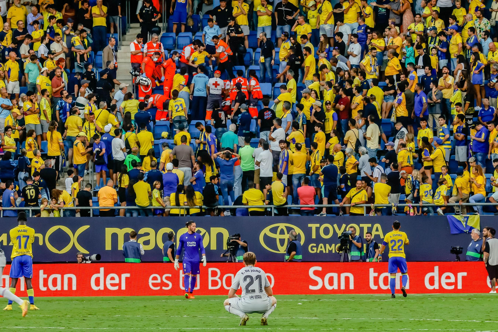El aficionado es atendido en el estadio el pasado sábado.