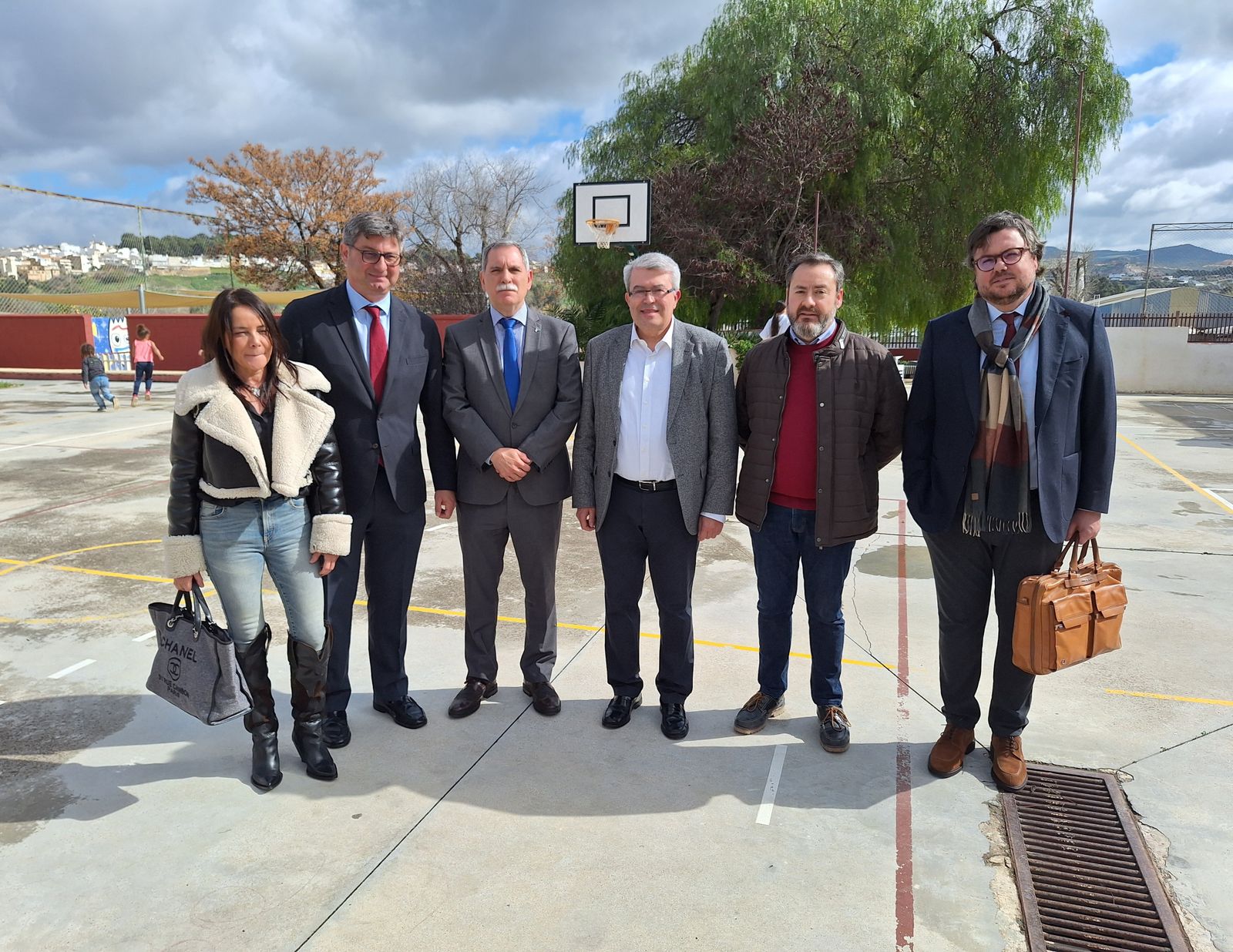 Dirigentes institucionales en su visita al colegio Miragenil.