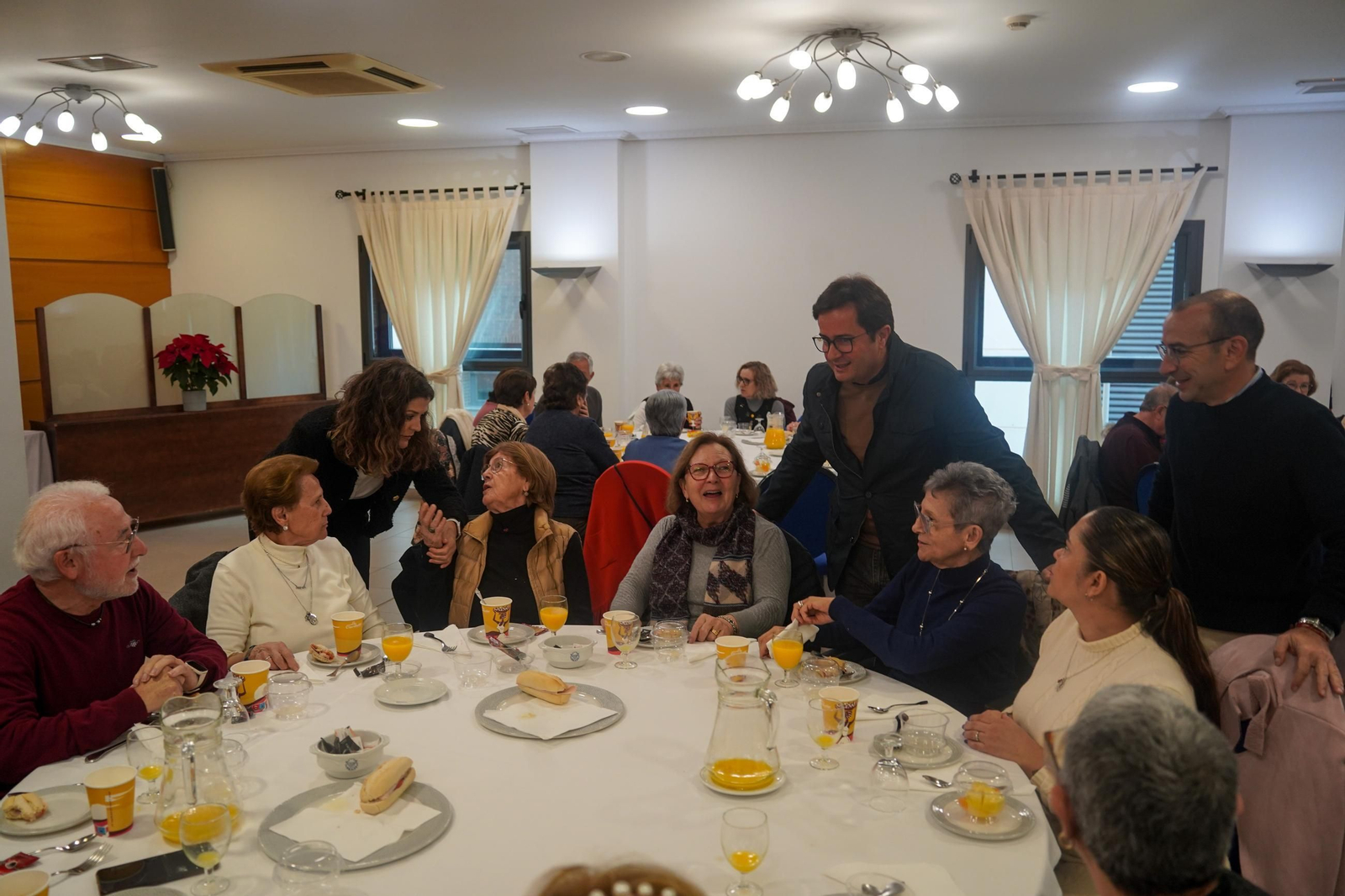 Góngora y Mira acompañan a los mayores en el Taller de Memoria.
