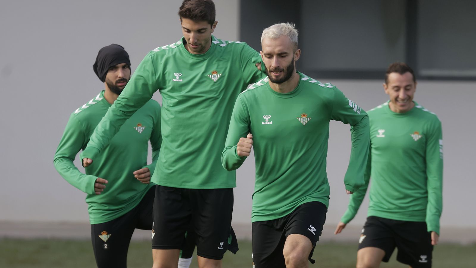 Édgar y Pezzella, durante el último entrenamiento del Betis.