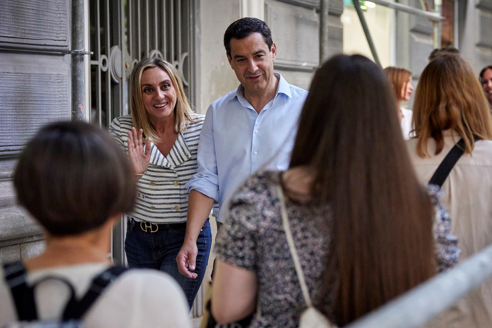 Juanma Moreno y Marifrán Carazo caminan juntos por Granada en un acto del partido Juanma Moreno y Marifrán Carazo caminan juntos por Granada en un acto del partido